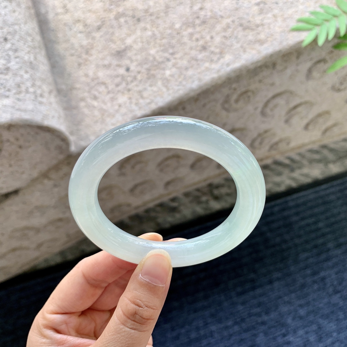 圆条53 54，圈口54.7/10.8/10.4，编码C5080581，冰糯晴底，清透，水润，种老，细腻，无裂。