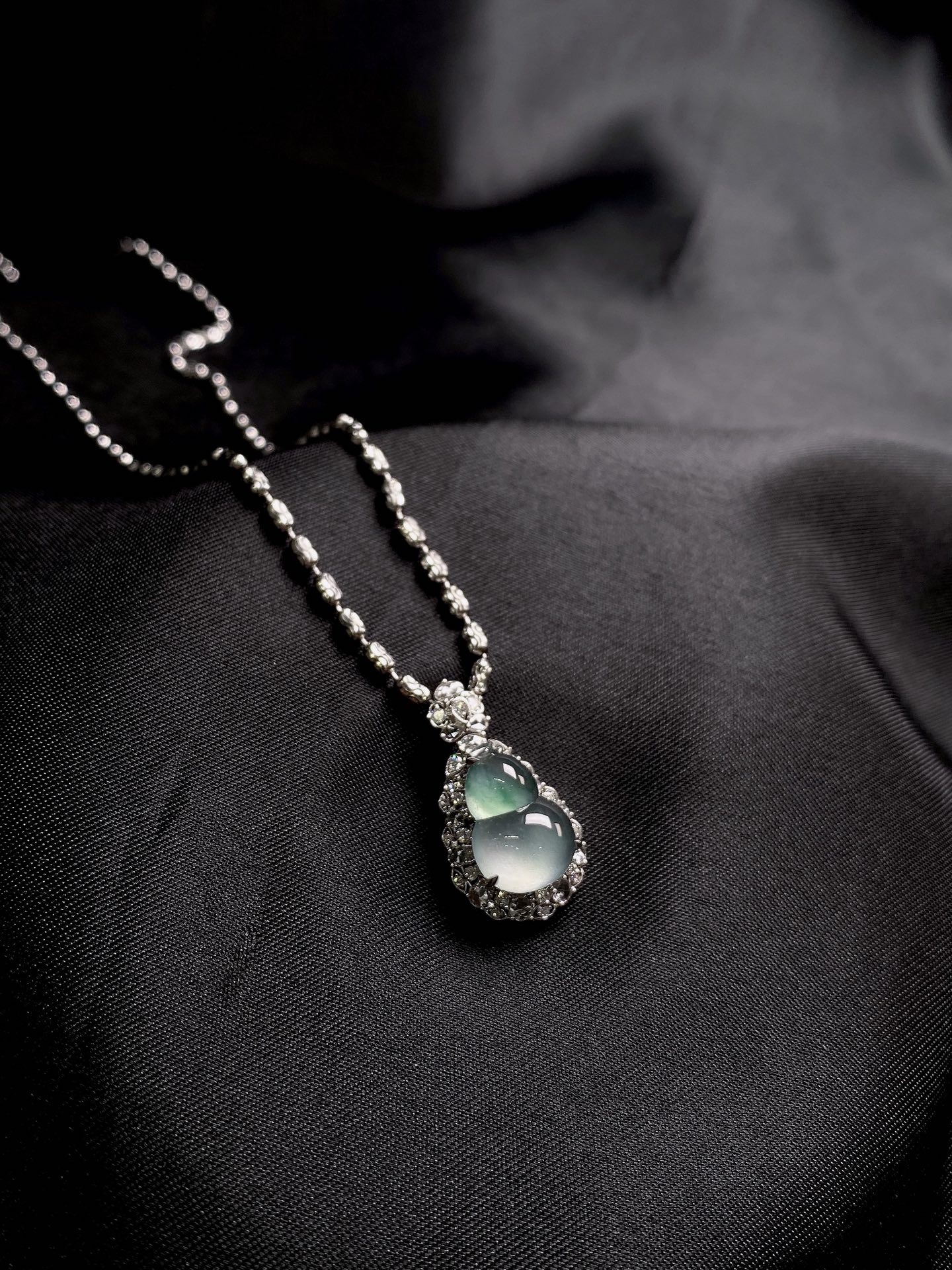 18k 冰葫芦飘绿吊坠, 整体 24.5-14.1-9.2, 裸石 14.2-10.3-4.5, W