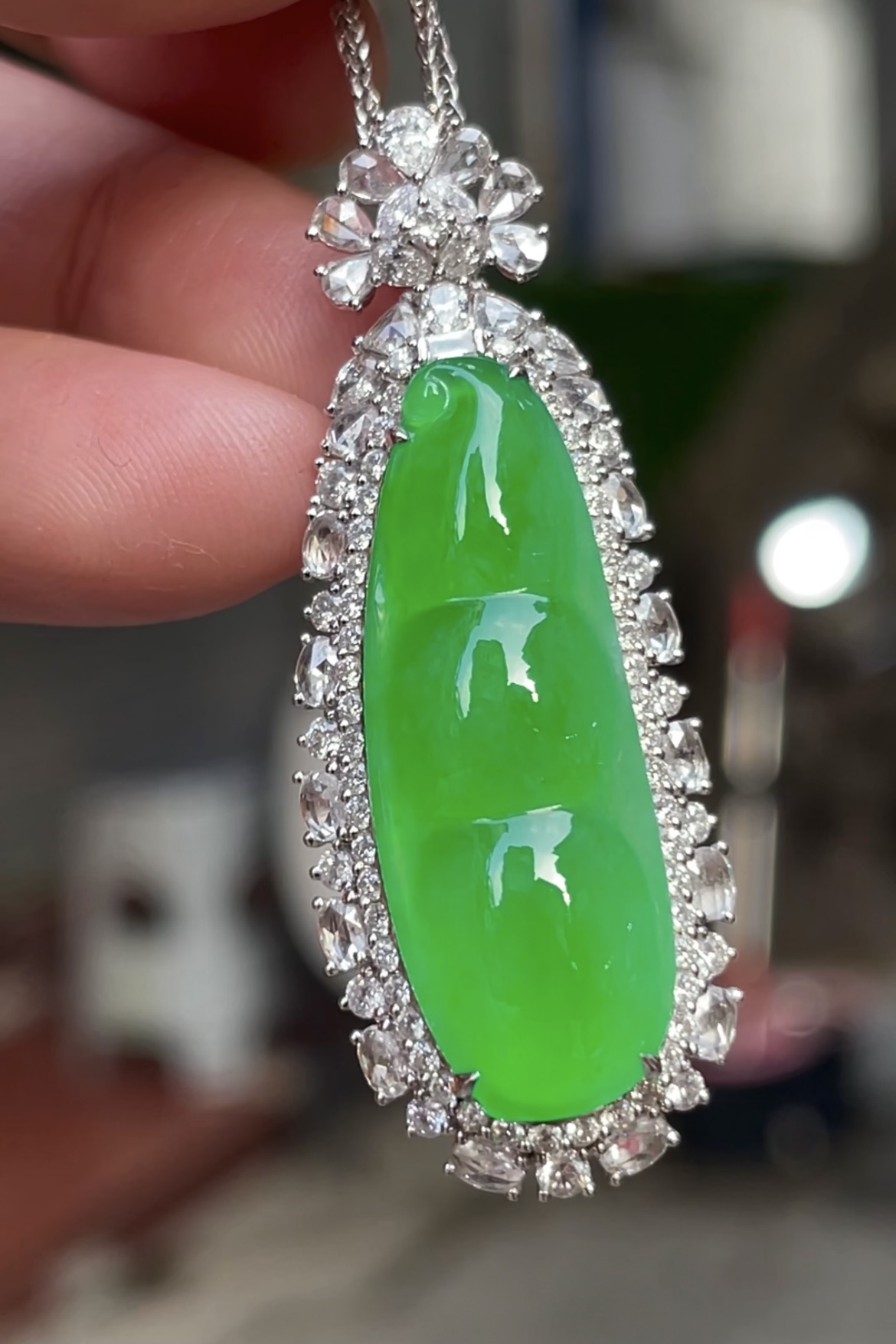 【高冰正阳绿，大福豆】大件饱满， 通透水润，玉质细腻，翠色鲜艳，18k金奢华钻石镶嵌️，29.5-10.5-5.0