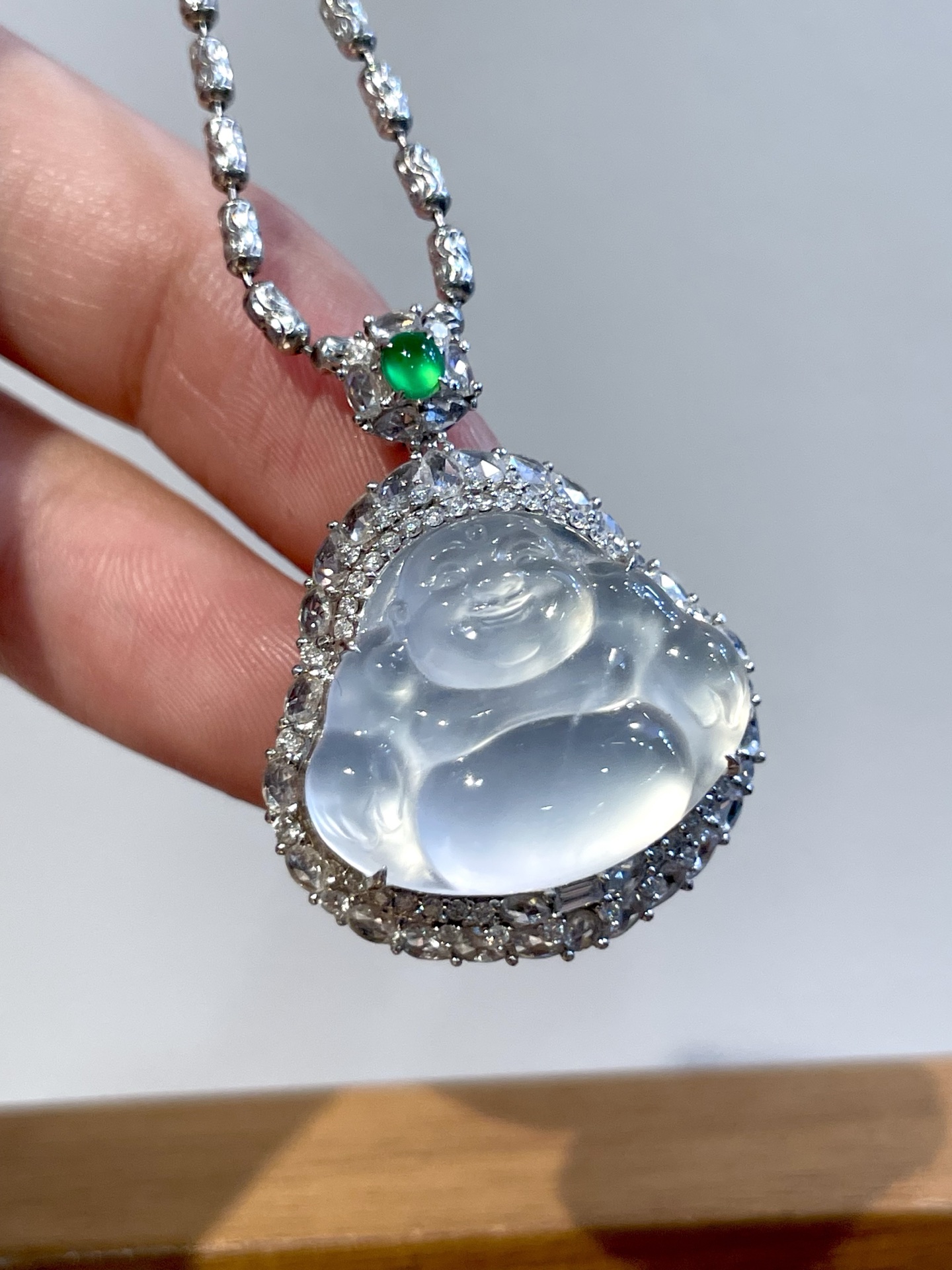 18k玻璃种佛公吊坠 佛公福相十足，有质感，很显福态，佩戴佛公，有幸福安康，吉祥如意的寓意 尺寸：30.7*23.9*11.3 裸石：16.5*20.6*4.2