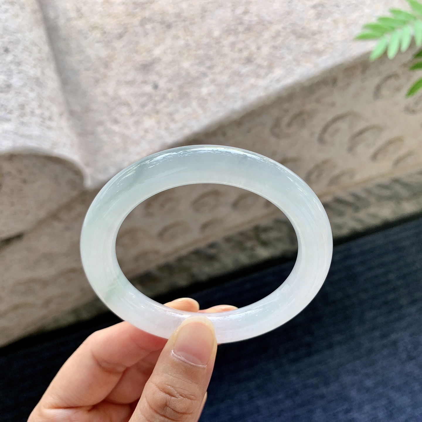 圆条51 52【圈口】52/9.6/9.2【编码】C5060447【描述】糯冰飘花，水润，种老，细腻，打灯有棉线
