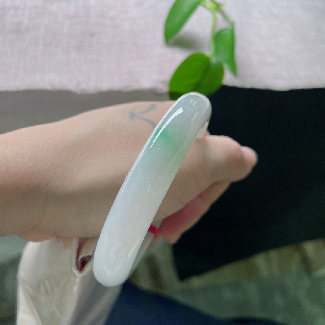 57.9/11.6/7.8，白底青正圈，水润。干净清透泛光，出淤泥而不染，棉根，ss53791a