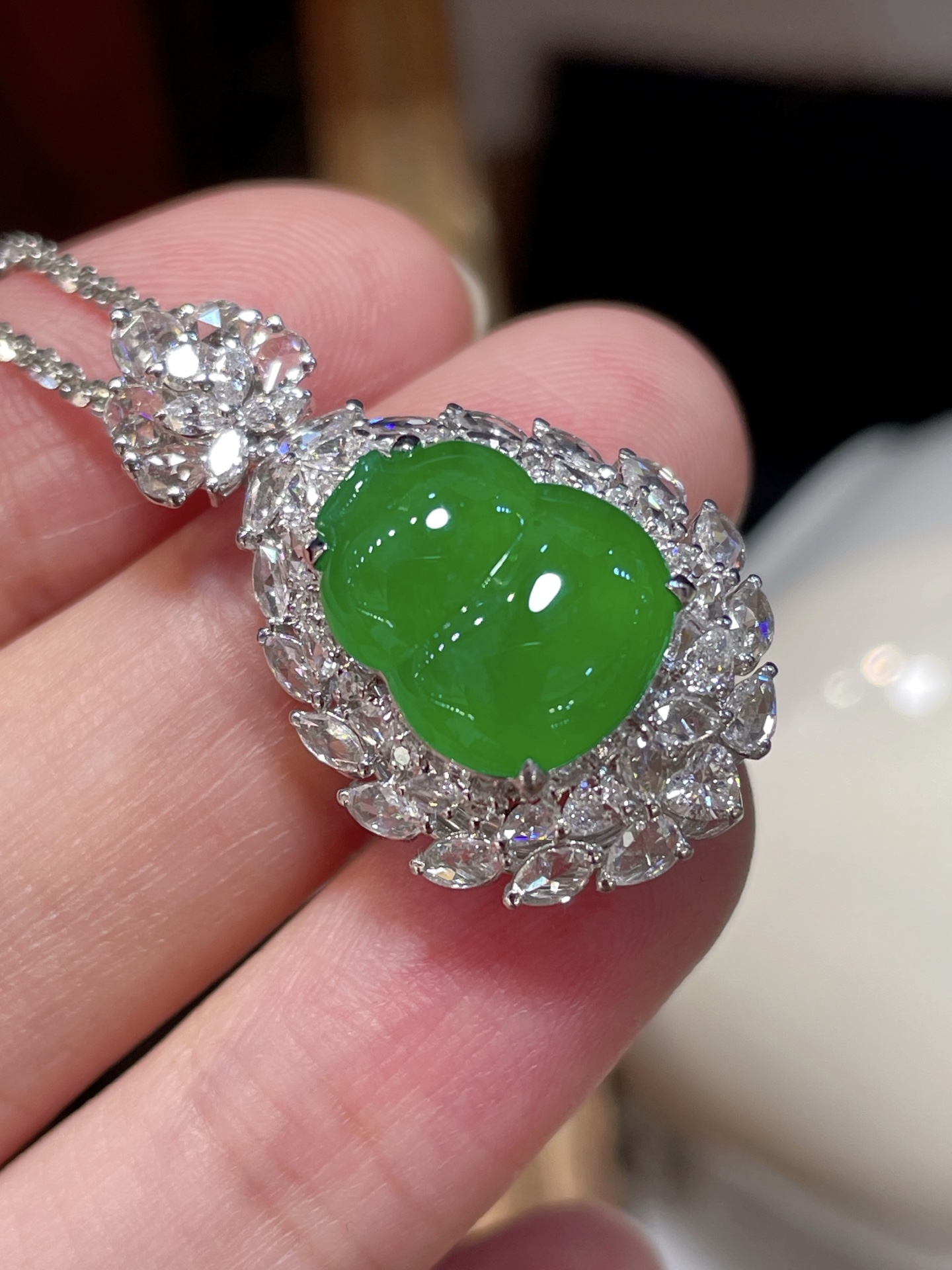 ️ 性比高 阳绿翡翠葫芦吊坠 满色，料子水润通透，种老起光。 18k金镶嵌，非常时尚好看，13.5-11-3.9