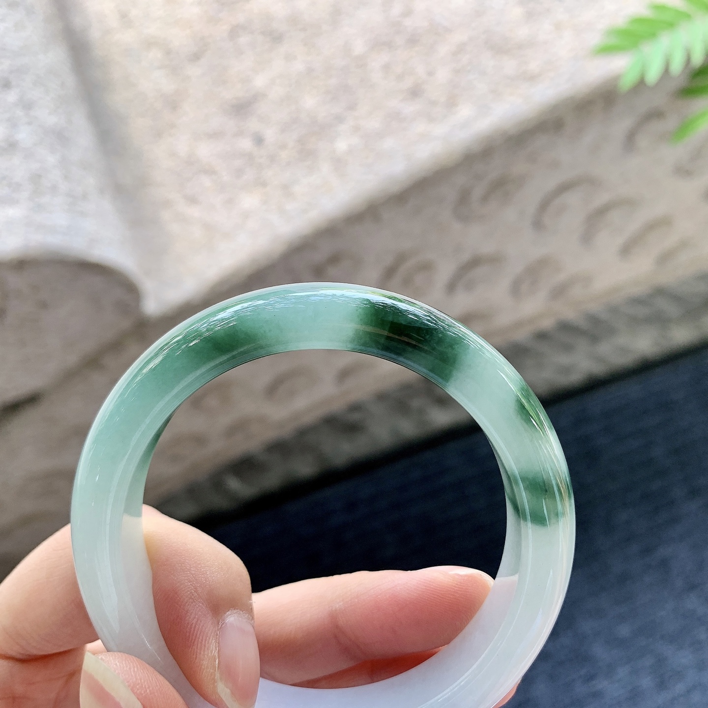正圈52 53【圈口】53/12.5/8.4【编码】FL060444【描述】细糯飘绿，水润，种老，细腻，打灯有纹线