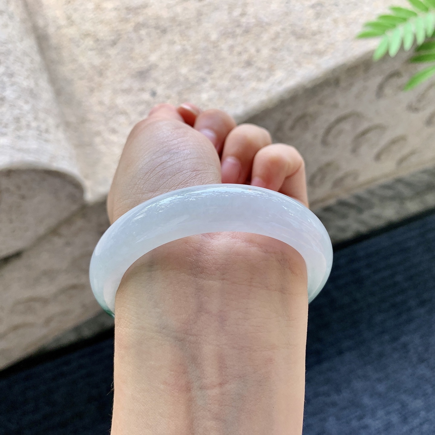 正圈52 53【圈口】53/12.5/8.4【编码】FL060444【描述】细糯飘绿，水润，种老，细腻，打灯有纹线