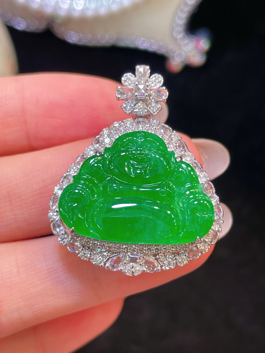 翡翠A货 佛公吊坠 阳绿满色，料子冰润细腻，种老起光，18k金镶真钻，上身佩戴效果很好 整体34.