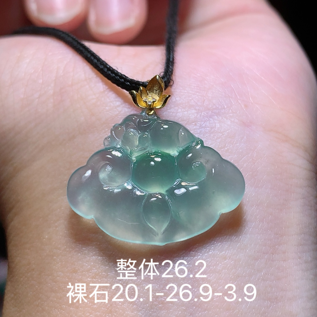 飘花如意头吊坠。底子细腻莹润，品相喜悦，佩戴清新优雅，20.1-26.9-3.9