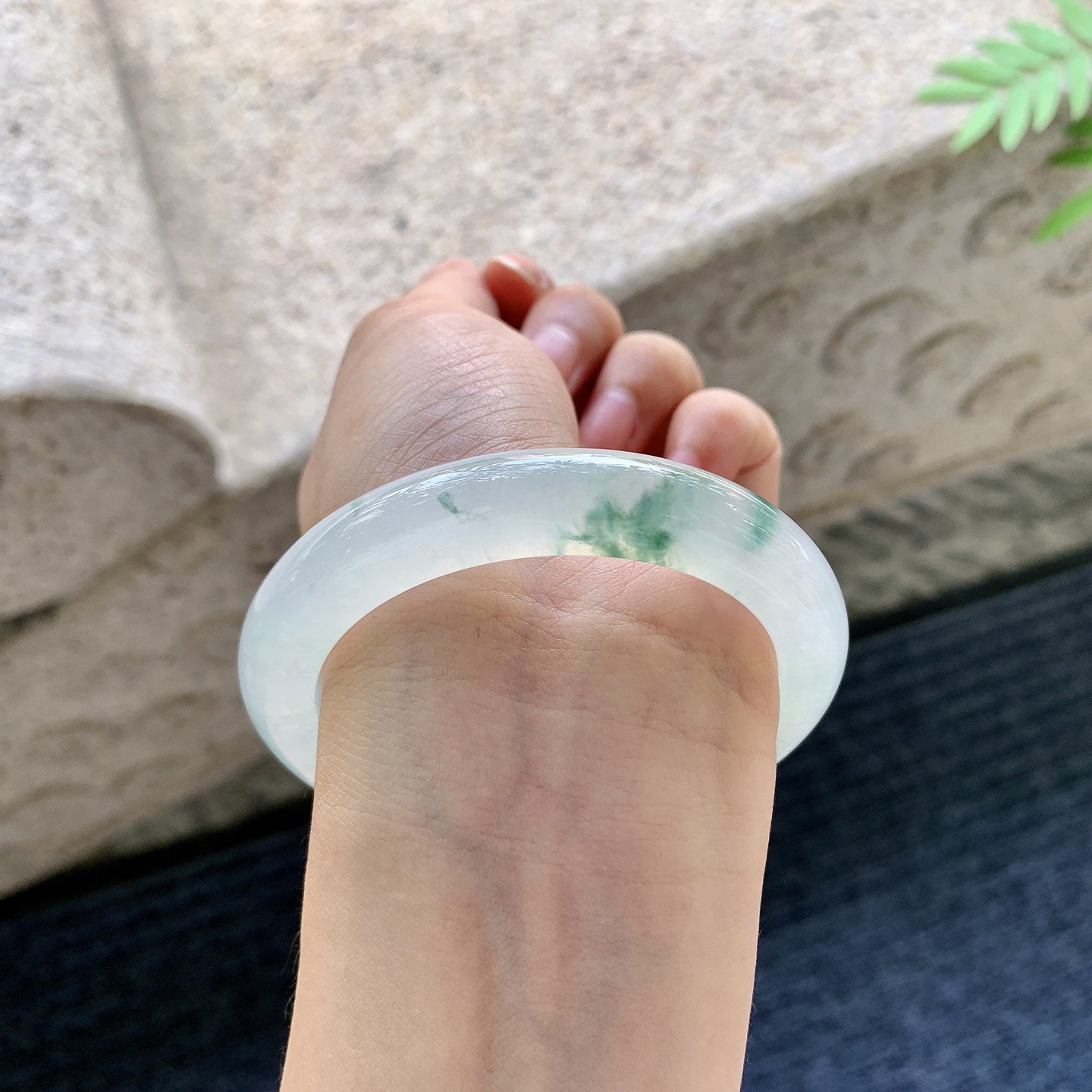 正圈55 55【圈口】55.4/10.4/9【编码】C5060413【描述】冰飘花，清透，水润，种老，细腻，打灯有棉线