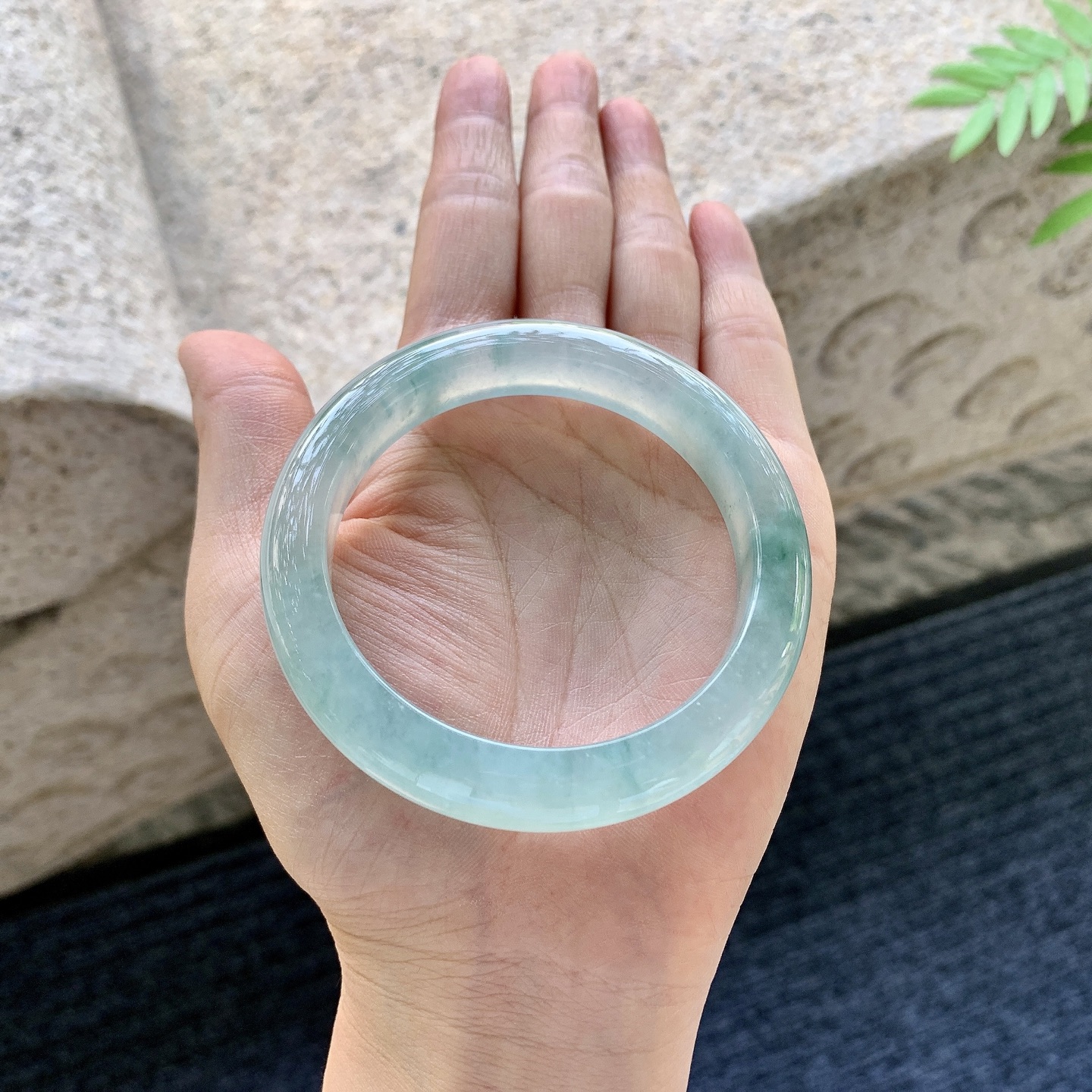 正圈53 54，圈口54.8/10.7/8.7，编码C5081485，冰糯晴绿，水润，种老，细腻，打灯有絮线