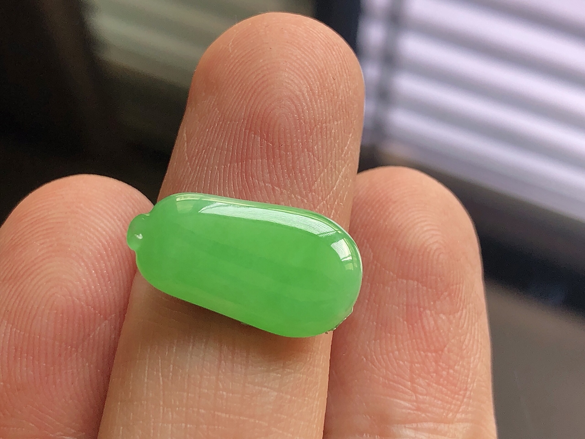 ️ 冰种阳绿福瓜， 色泽艳阳，通透水润，玉质细腻，夺目迷人，镶嵌效果，品相，无裂，尺寸18.1*1
