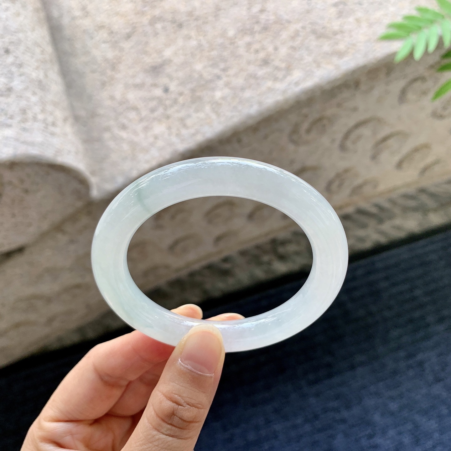 圆条51 52【圈口】52/9.6/9.2【编码】C5060447【描述】糯冰飘花，水润，种老，细腻，打灯有棉线