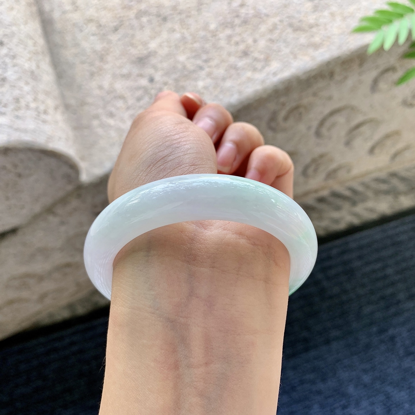 正圈53 54【圈口】54.8/13/8.2【编码】HJ060416【描述】细糯飘绿，水润，种老，细腻，无裂