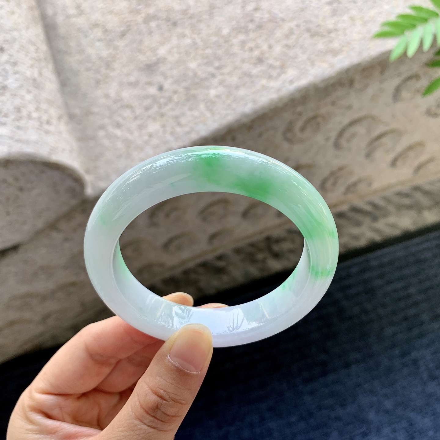 正圈53 54【圈口】54.8/13/8.2【编码】HJ060416【描述】细糯飘绿，水润，种老，细腻，无裂
