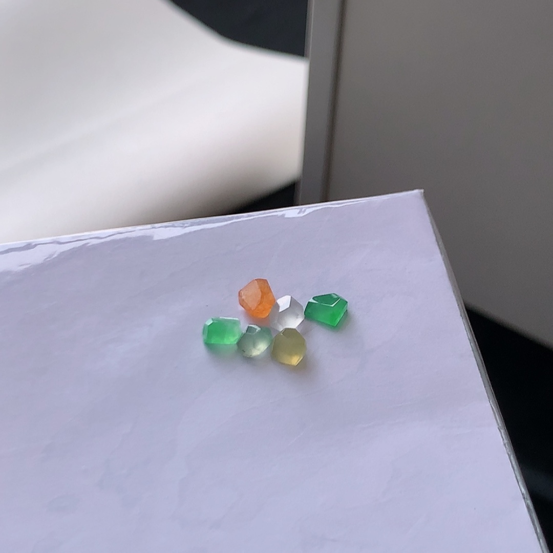 多彩挂件。翠色明媚，饱满底子细腻，佩戴简单大方 货号98602，4.9-3.0