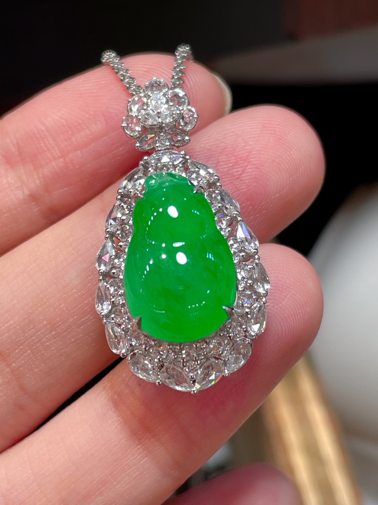 ️ 性比高 阳绿翡翠葫芦吊坠 满色，料子水润通透，种老起光。 18k金镶嵌，非常时尚好看，17-11.3-4.3