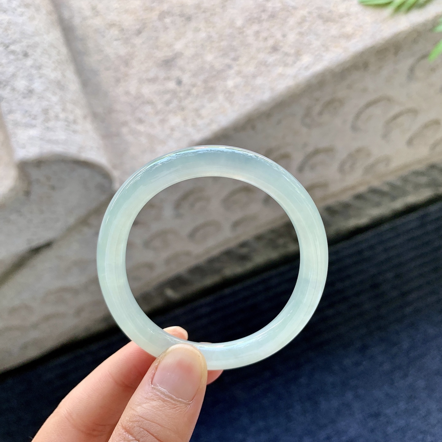 糯冰淡绿，水润，种老，细腻，无裂