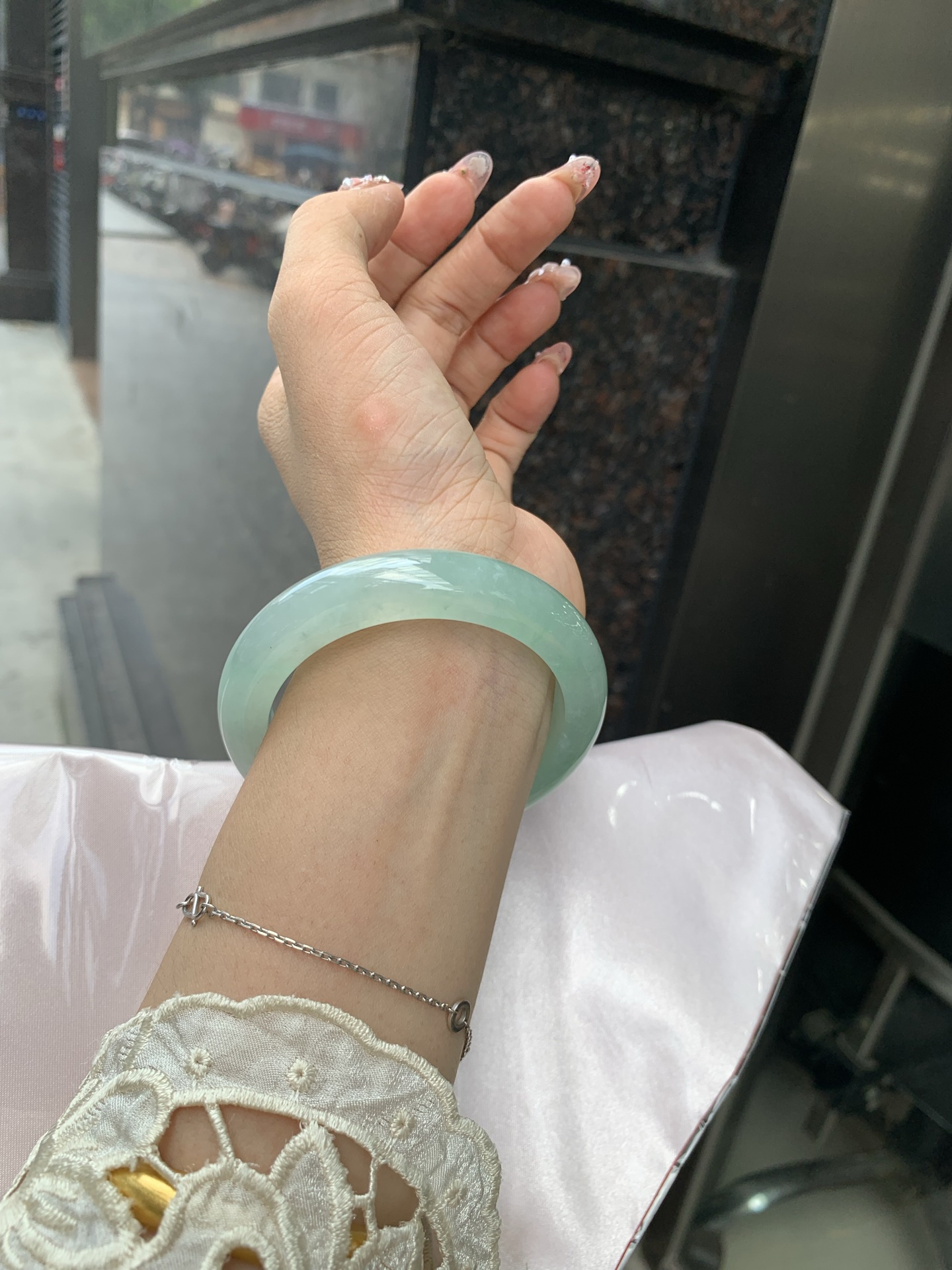 冰飘绿花正圈 55-8.8-11.9 0604-N889 打灯细纹，底妆冰润细腻，有洒金特色，春风十里不如腕间一抹绿，绿花如春日的嫩草，仙气缭绕，很有意境，古典优雅令人沉醉其中