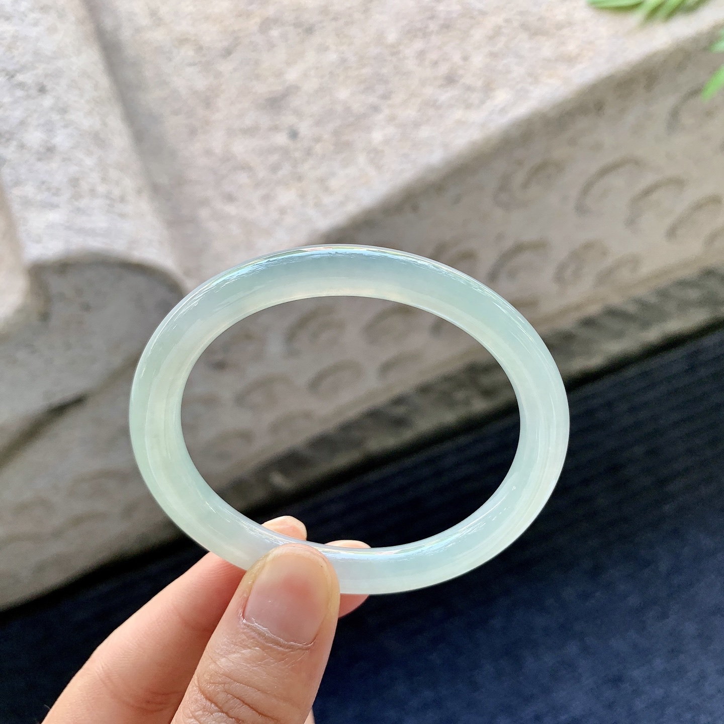 糯冰淡绿，水润，种老，细腻，无裂