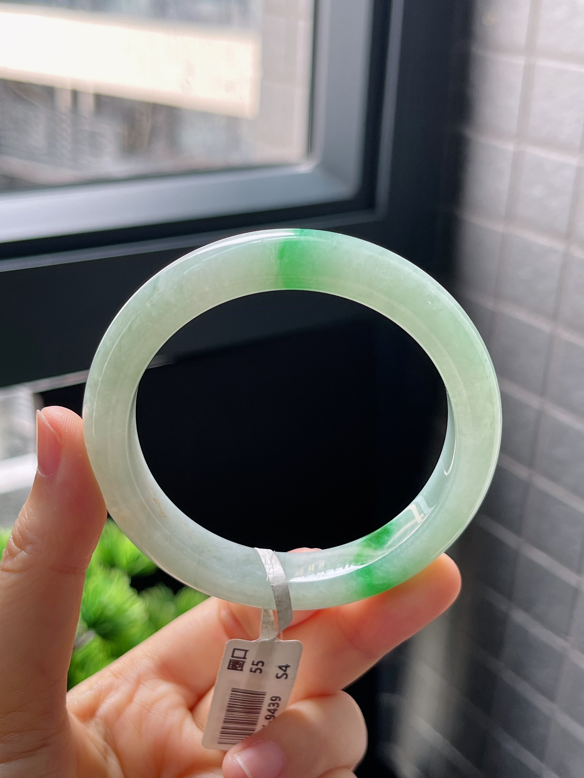 正圈55圈口，翡翠冰糯种飘绿手镯