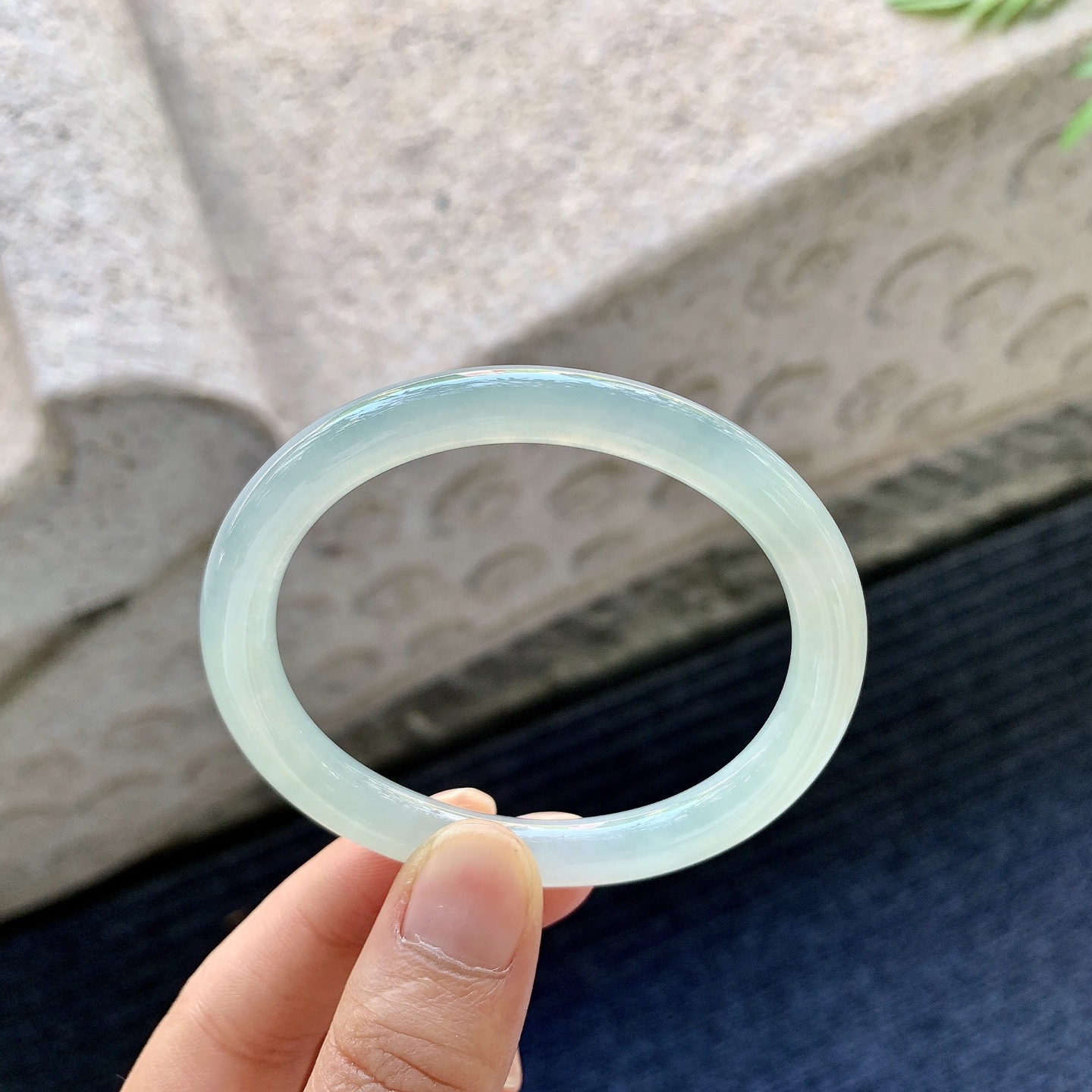 糯冰淡绿，水润，种老，细腻，无裂