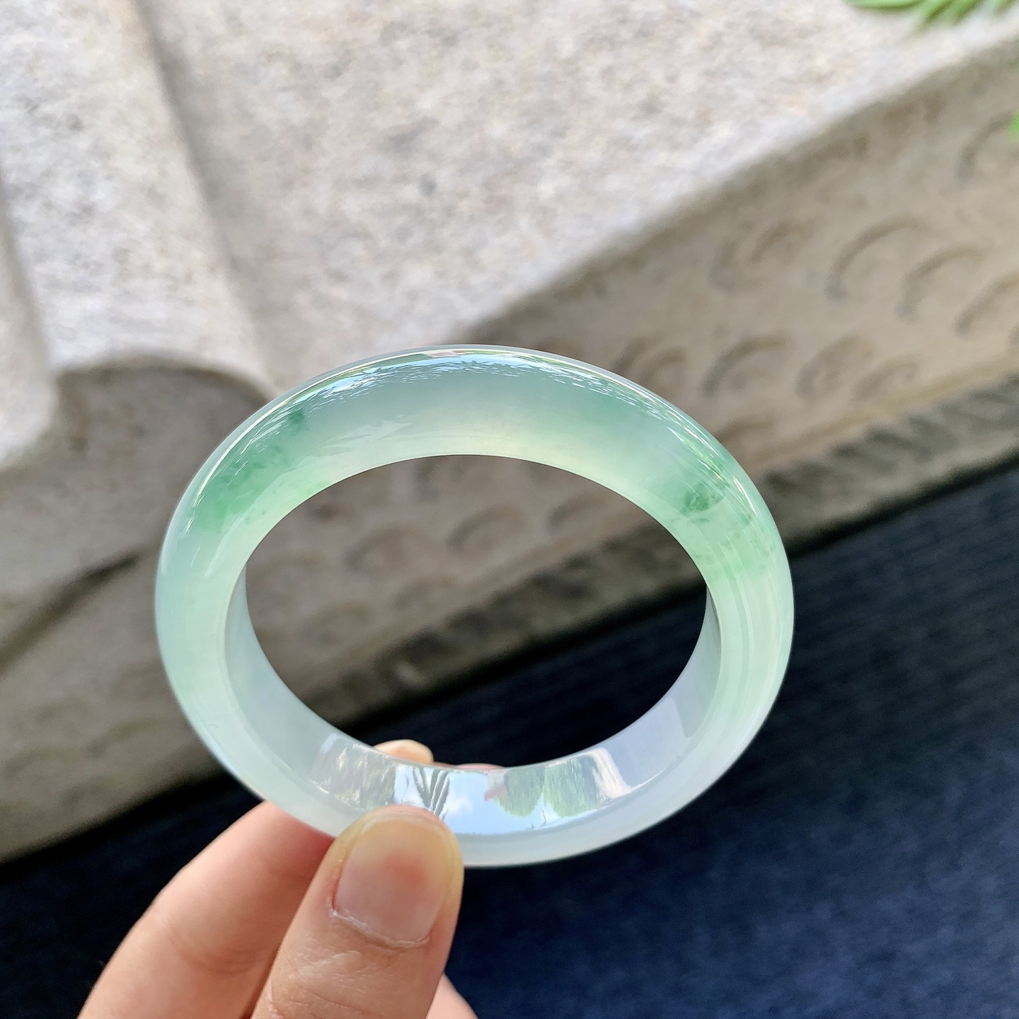 正圈 圈口52.7/11.8/8.3 编码GJ060559 冰种飘绿花，清透，水润，种老，细腻，无裂