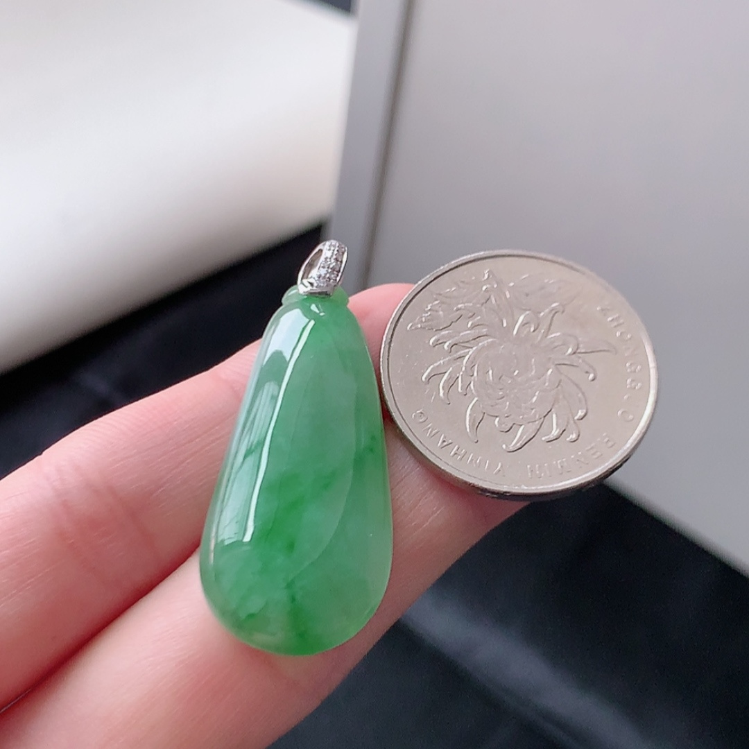 冰飘绿福瓜吊坠。翠色明媚 种老水润，饱满细腻，佩戴优雅时尚 货号35602，15.6-5.1