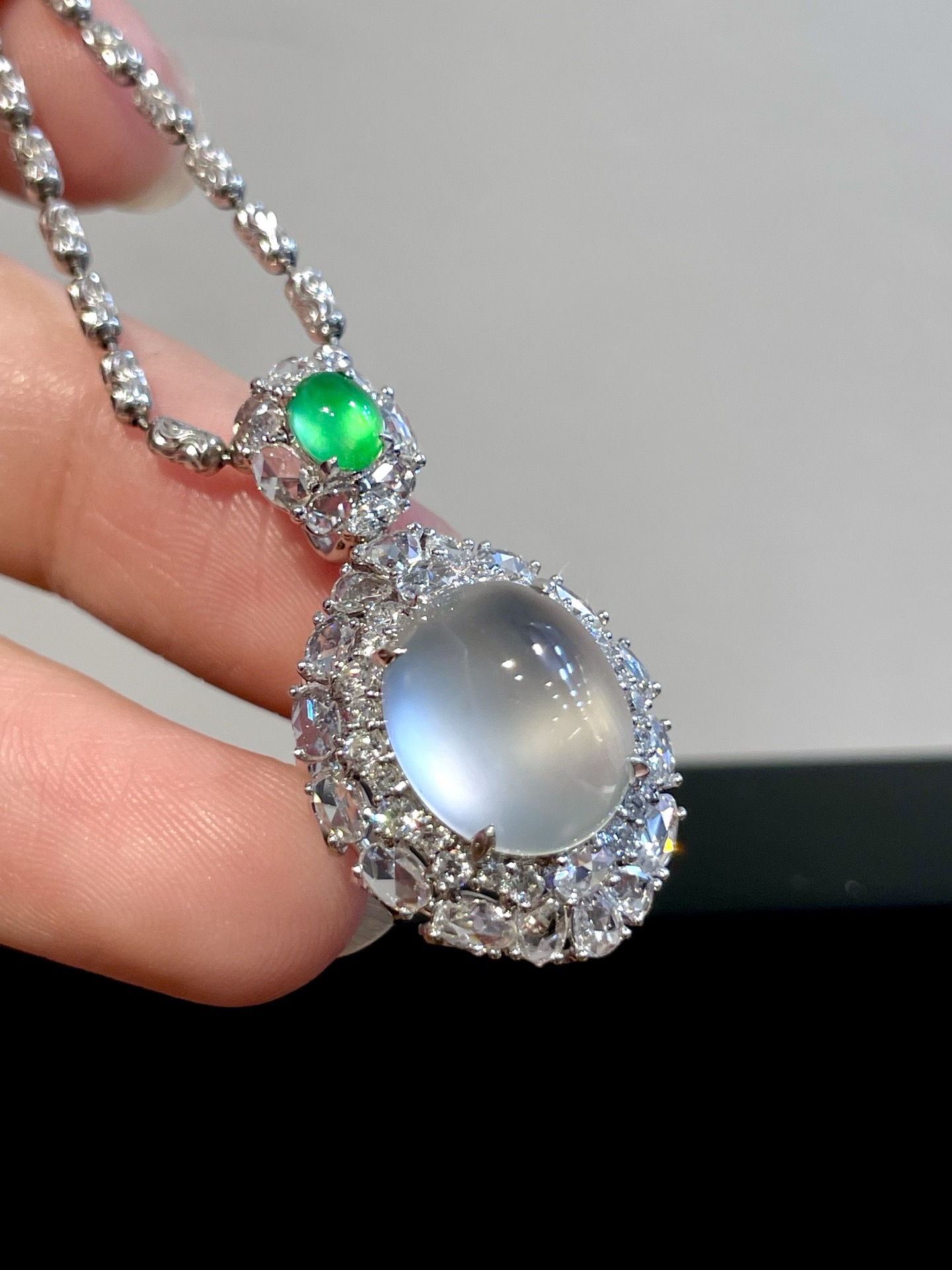 18k玻璃种蛋面吊坠美到移不开眼，这两年越来越爱了啊，水头足光感好，不管搭配什么衣服都超有珠宝感～尺寸：29.4*16.6*13.7裸石：11.8*10.1*5.2