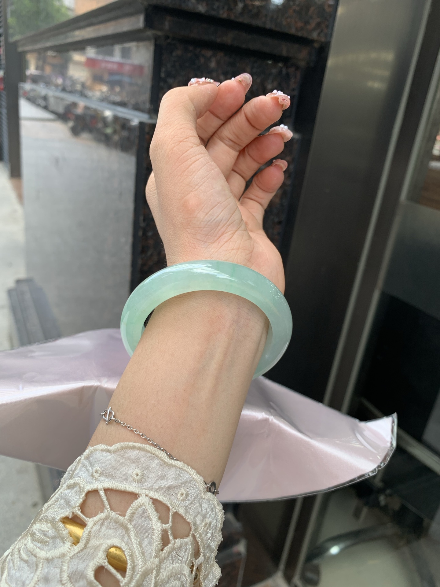 冰飘绿花正圈 55-8.8-11.9 0604-N889 打灯细纹，底妆冰润细腻，有洒金特色，春风十里不如腕间一抹绿，绿花如春日的嫩草，仙气缭绕，很有意境，古典优雅令人沉醉其中