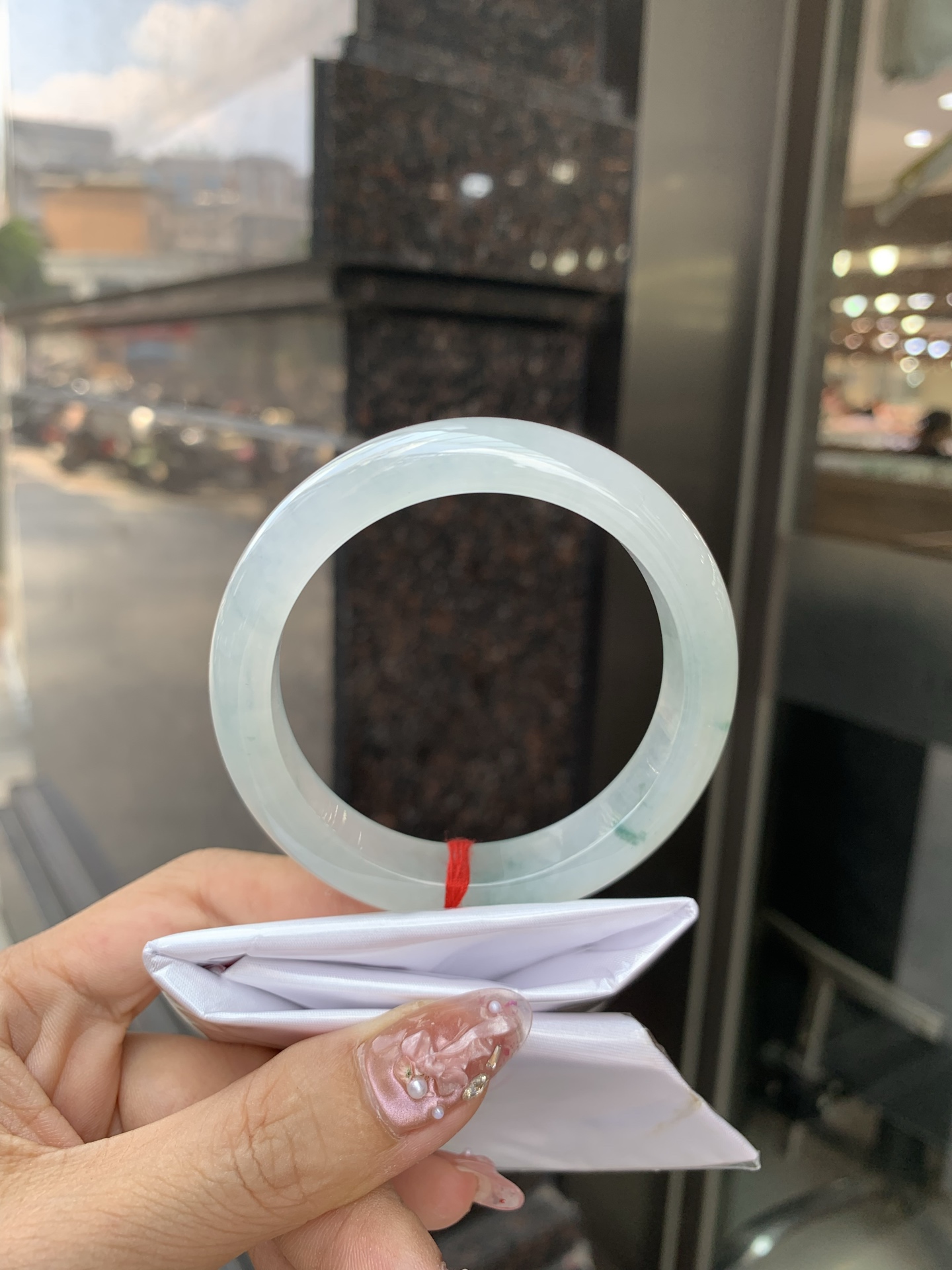 冰飘花正圈 55.3-8.5-12 0604-N887 打灯细纹，底妆冰润素白，冰底中开出了朵朵蓝花，飘花灵动飘逸，勾勒出一幅唯美诗意的山水意境画，古典优雅又秀气