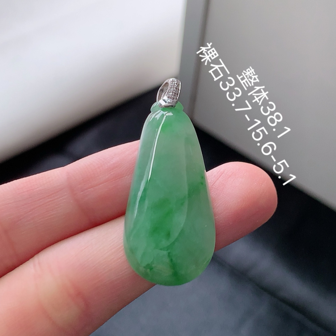 冰飘绿福瓜吊坠。翠色明媚 种老水润，饱满细腻，佩戴优雅时尚 货号35602，15.6-5.1