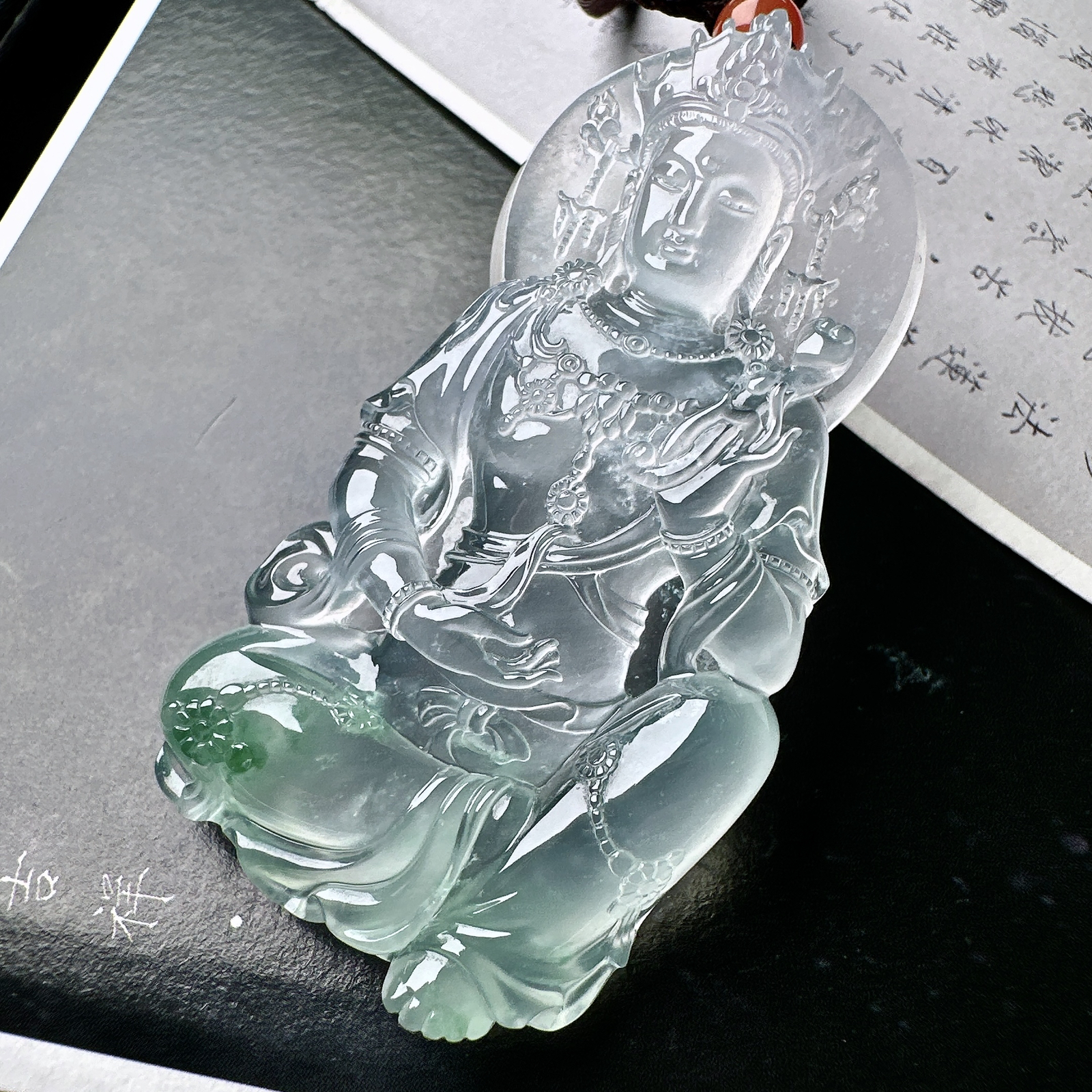【玻璃种飘绿自在观音】种老质地细腻，冰润纯净，光感好。雕工精美，收藏品质