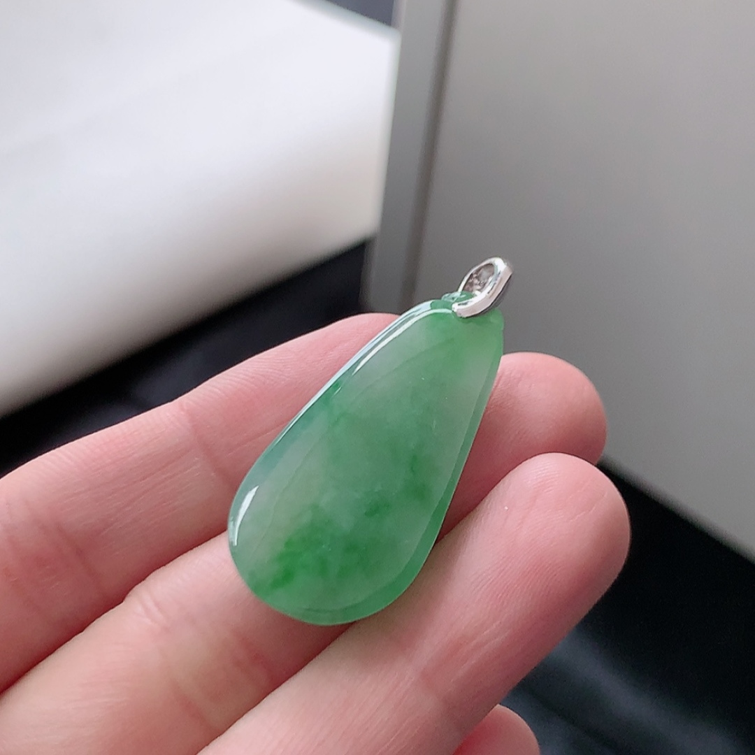 冰飘绿福瓜吊坠。翠色明媚 种老水润，饱满细腻，佩戴优雅时尚 货号35602，15.6-5.1
