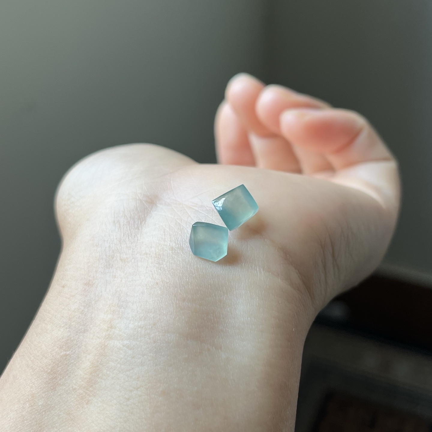 蓝水随形裸石一对，天空蓝，种水好，冰透无裂，尺寸8.3×6.9×3.7，7.1×7.6×4.2，一对，代镶嵌，参考图9