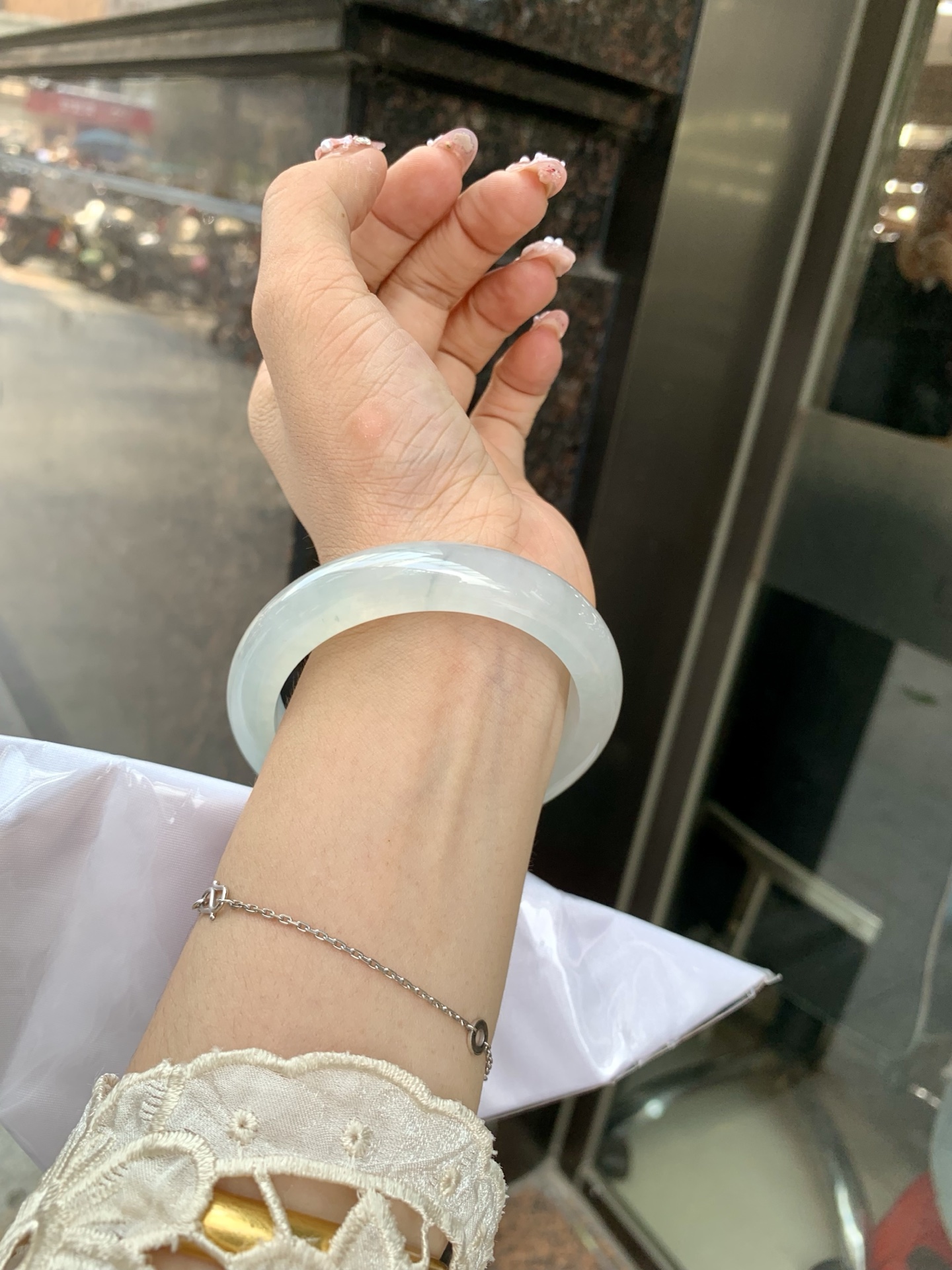 冰飘花正圈 55.3-8.5-12 0604-N887 打灯细纹，底妆冰润素白，冰底中开出了朵朵蓝花，飘花灵动飘逸，勾勒出一幅唯美诗意的山水意境画，古典优雅又秀气