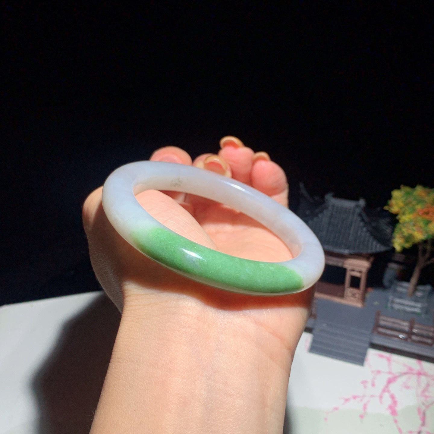 和田玉56圈口翠青手镯！玉质细腻油润 底色纯净 脂粉好，品质高。