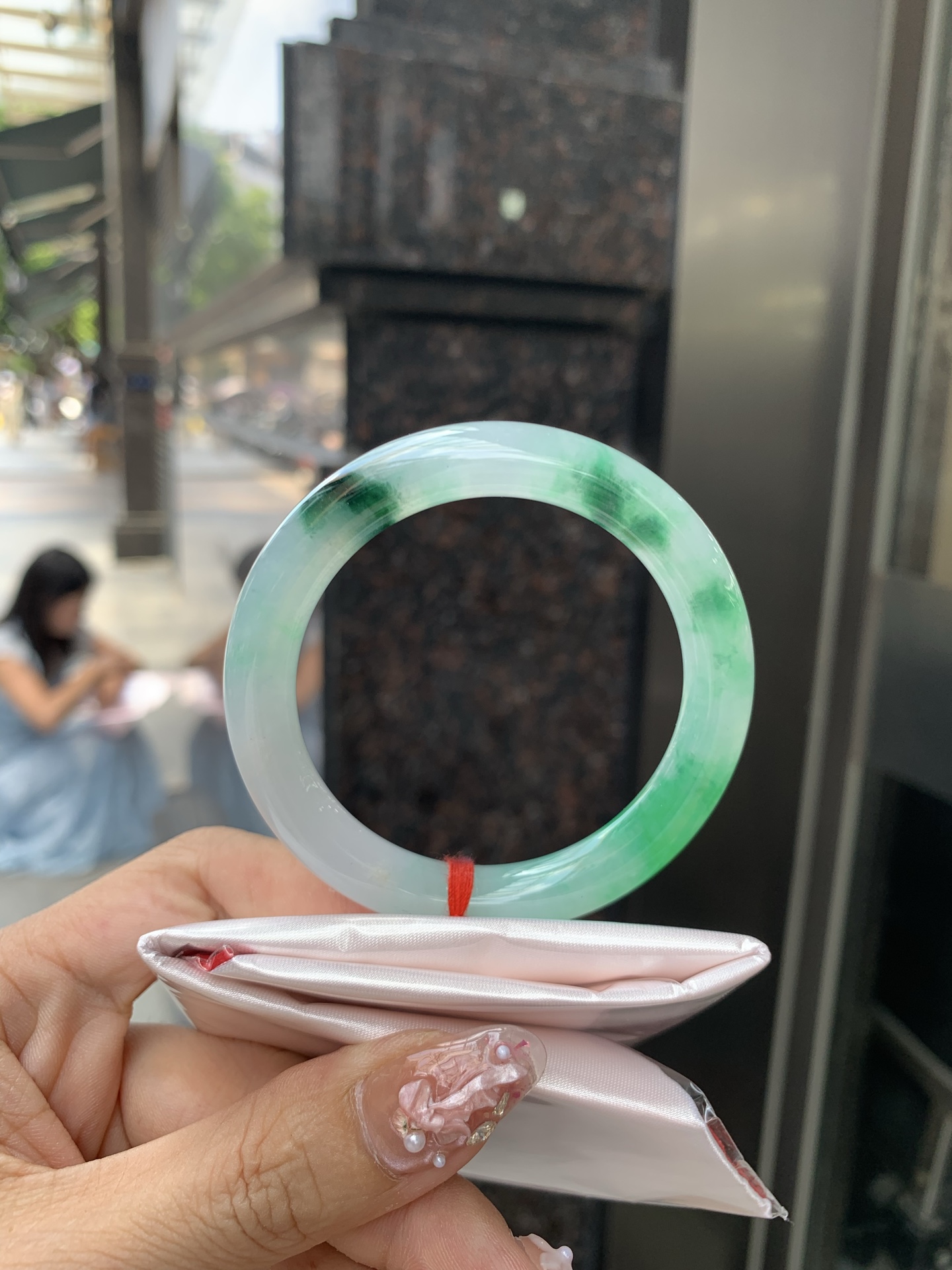 冰阳绿花美人条 50.3-8.6-8.4 0604-N890 底妆冰润细腻，春风十里不如腕间一抹绿，阳绿花如春日的嫩草，仙气缭绕，很有意境，古典优雅令人沉醉其中