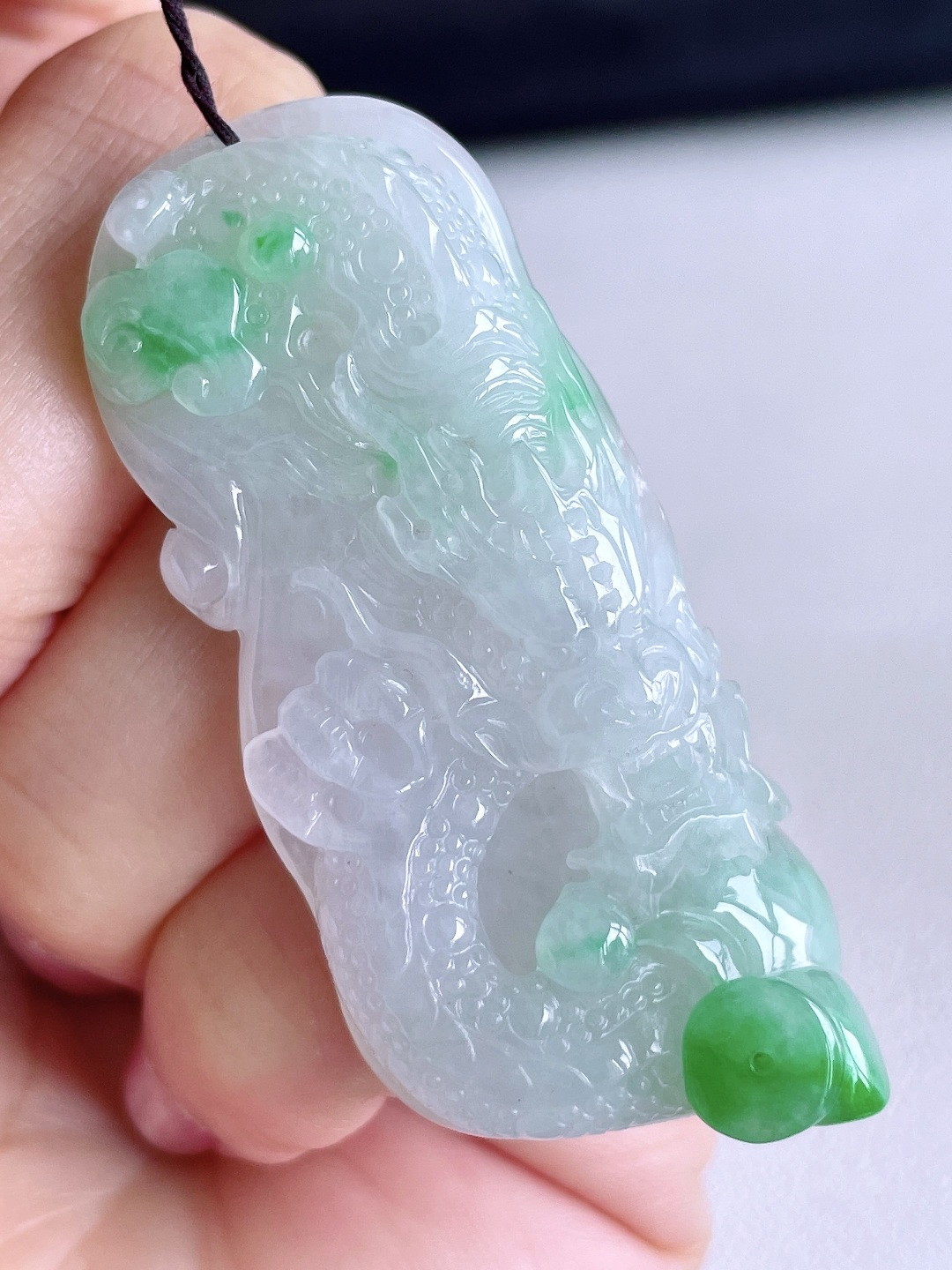 糯冰飘绿花龙牌大龙牌吊坠 说明 缅料 无裂 性比高 飘花 尺寸 55-24-12.3 重量 23.6克