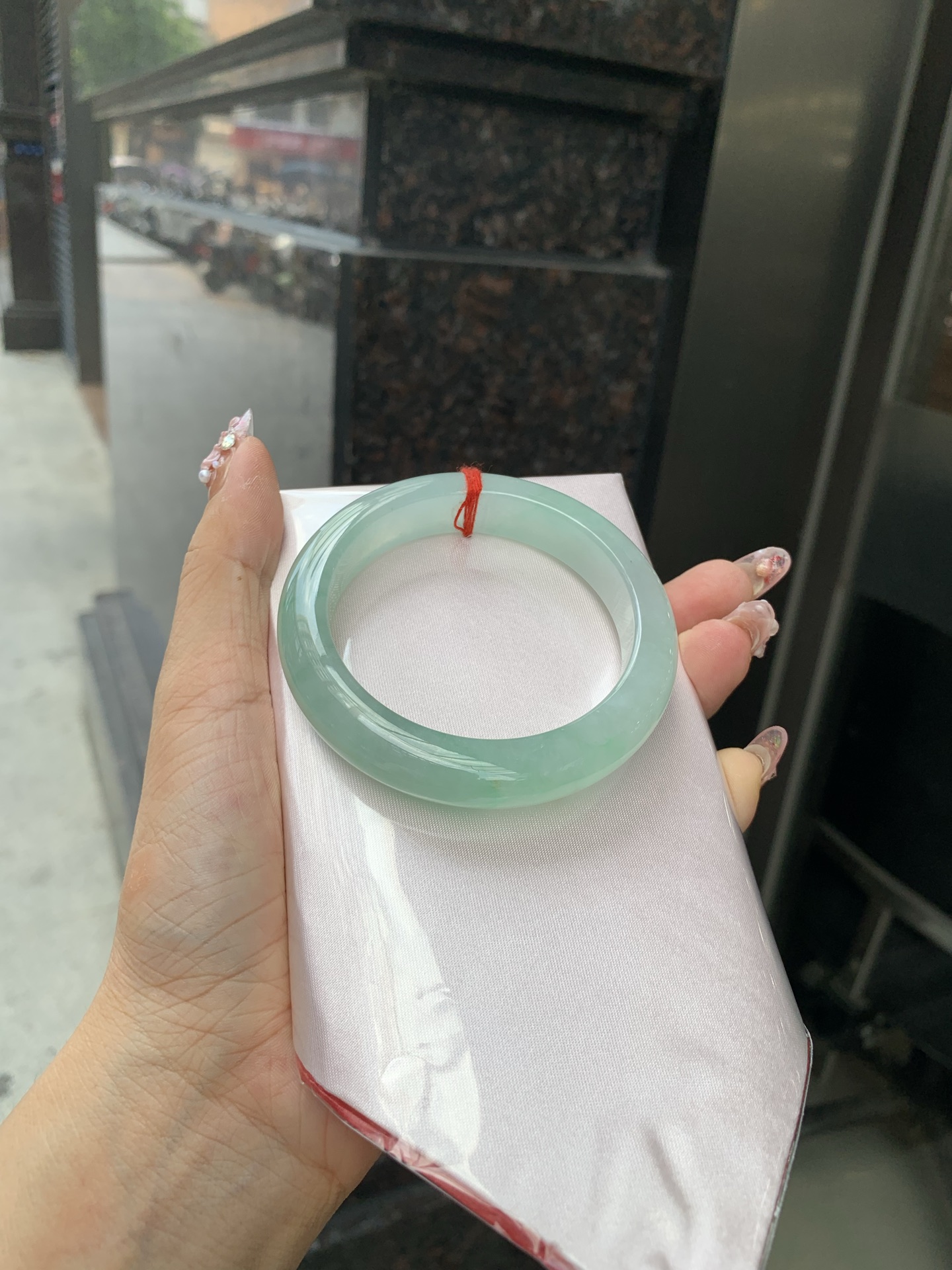冰飘绿花正圈 55-8.8-11.9 0604-N889 打灯细纹，底妆冰润细腻，有洒金特色，春风十里不如腕间一抹绿，绿花如春日的嫩草，仙气缭绕，很有意境，古典优雅令人沉醉其中