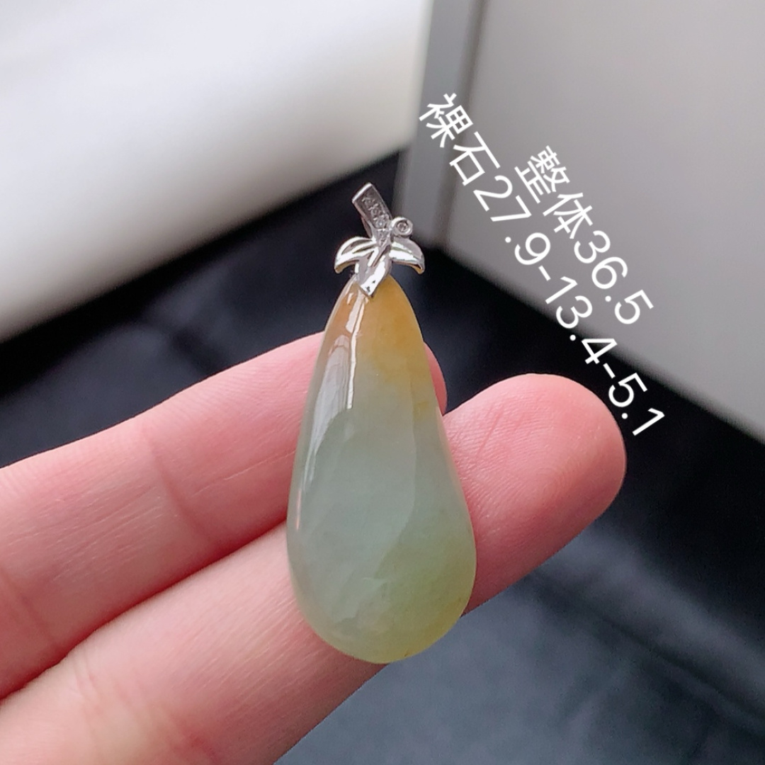 冰飘黄福瓜吊坠。翠色明媚 种老水润，饱满细腻，佩戴优雅时尚 货号35602，36.9-13.3-5.