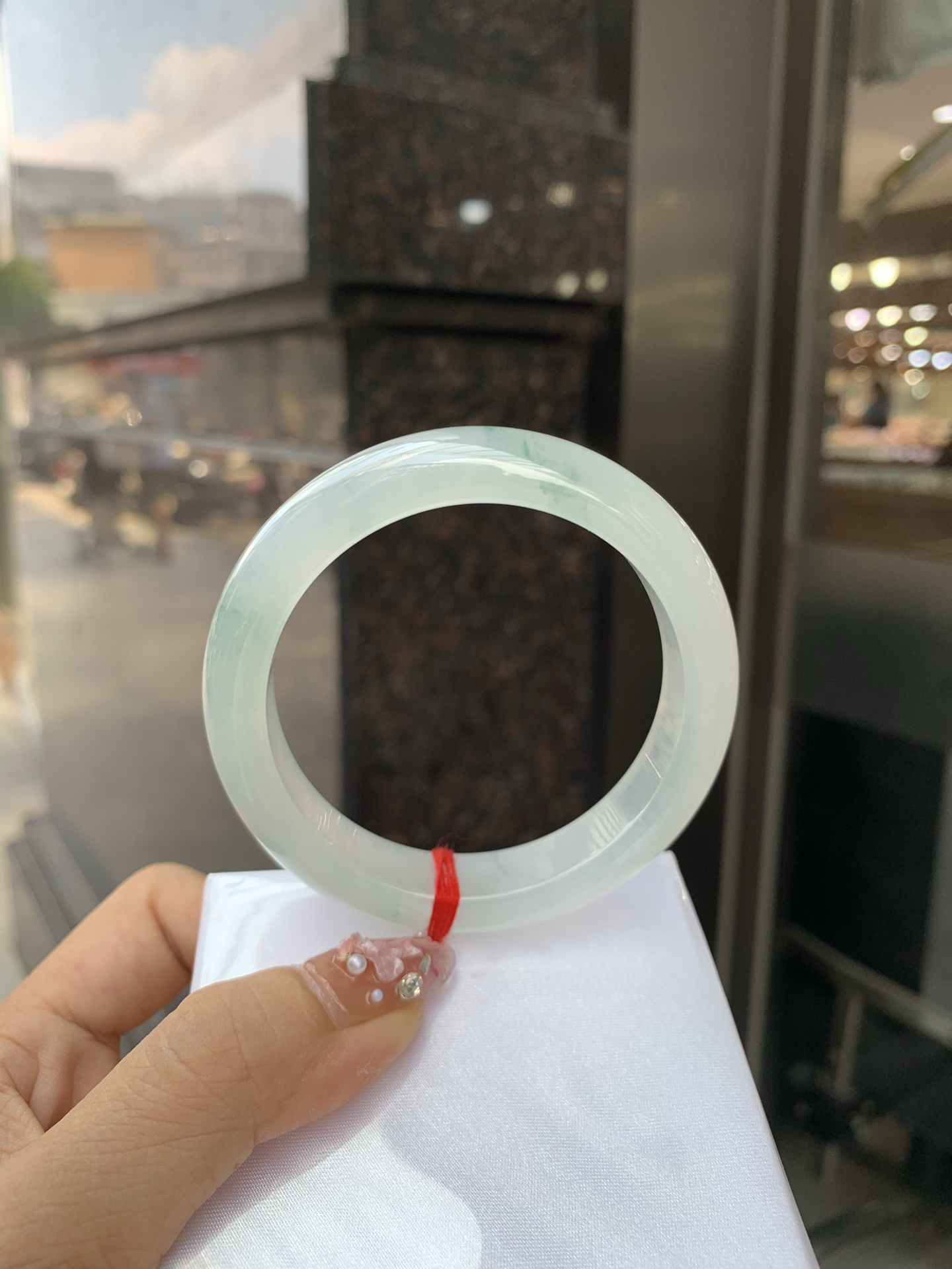 冰飘花正圈 55.3-8.5-12 0604-N887 打灯细纹，底妆冰润素白，冰底中开出了朵朵蓝花，飘花灵动飘逸，勾勒出一幅唯美诗意的山水意境画，古典优雅又秀气
