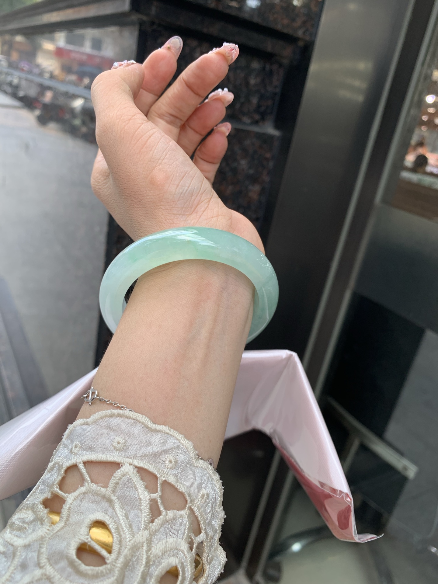 冰飘绿花正圈 55-8.8-11.9 0604-N889 打灯细纹，底妆冰润细腻，有洒金特色，春风十里不如腕间一抹绿，绿花如春日的嫩草，仙气缭绕，很有意境，古典优雅令人沉醉其中