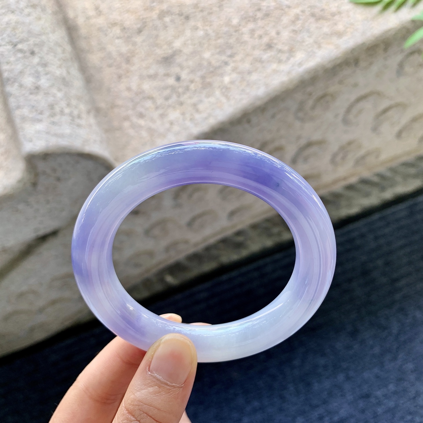 圆条55 56【圈口】55.4/11.4/11.4【编码】GJ060564【描述】糯冰，水润，种老，细腻，无裂