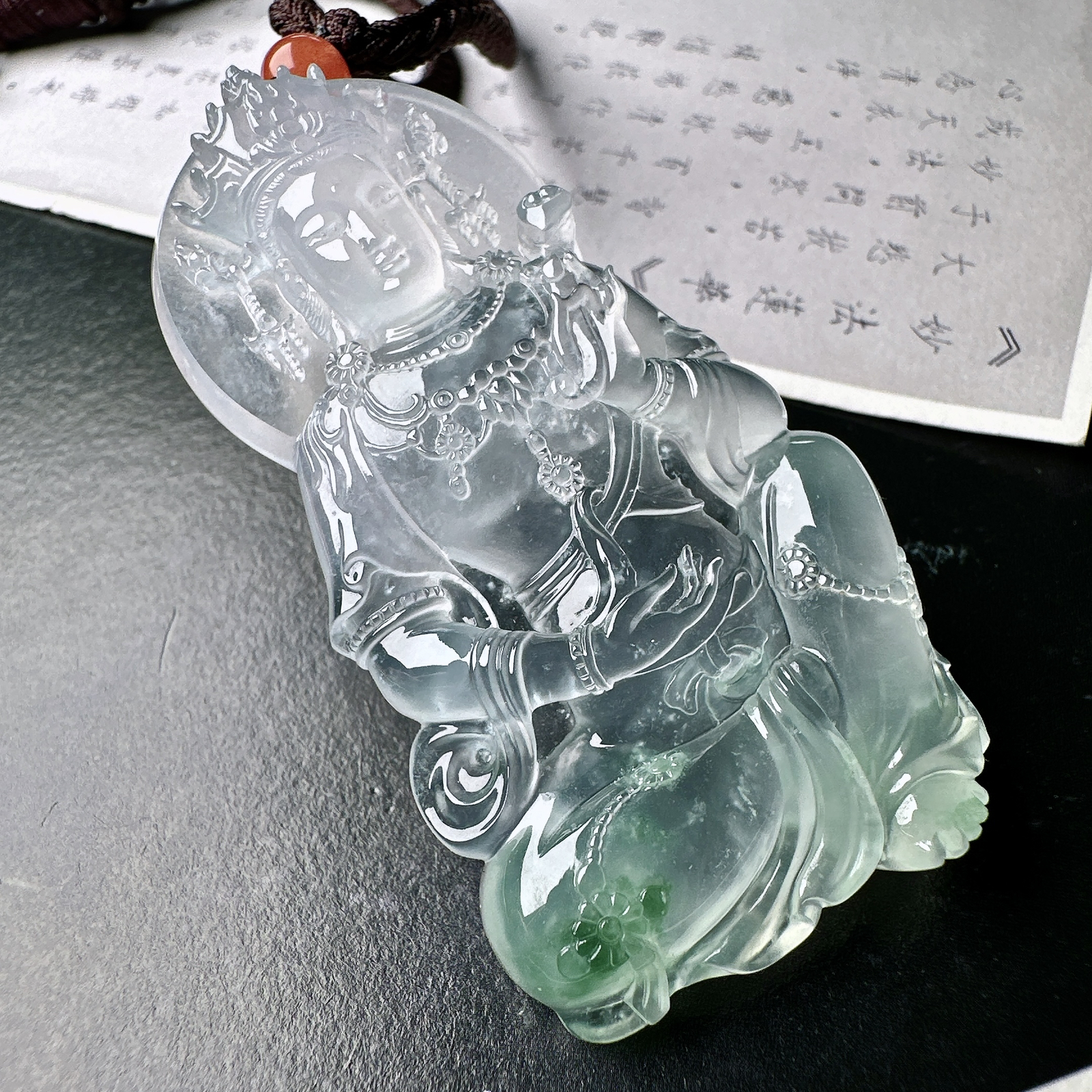 【玻璃种飘绿自在观音】种老质地细腻，冰润纯净，光感好。雕工精美，收藏品质