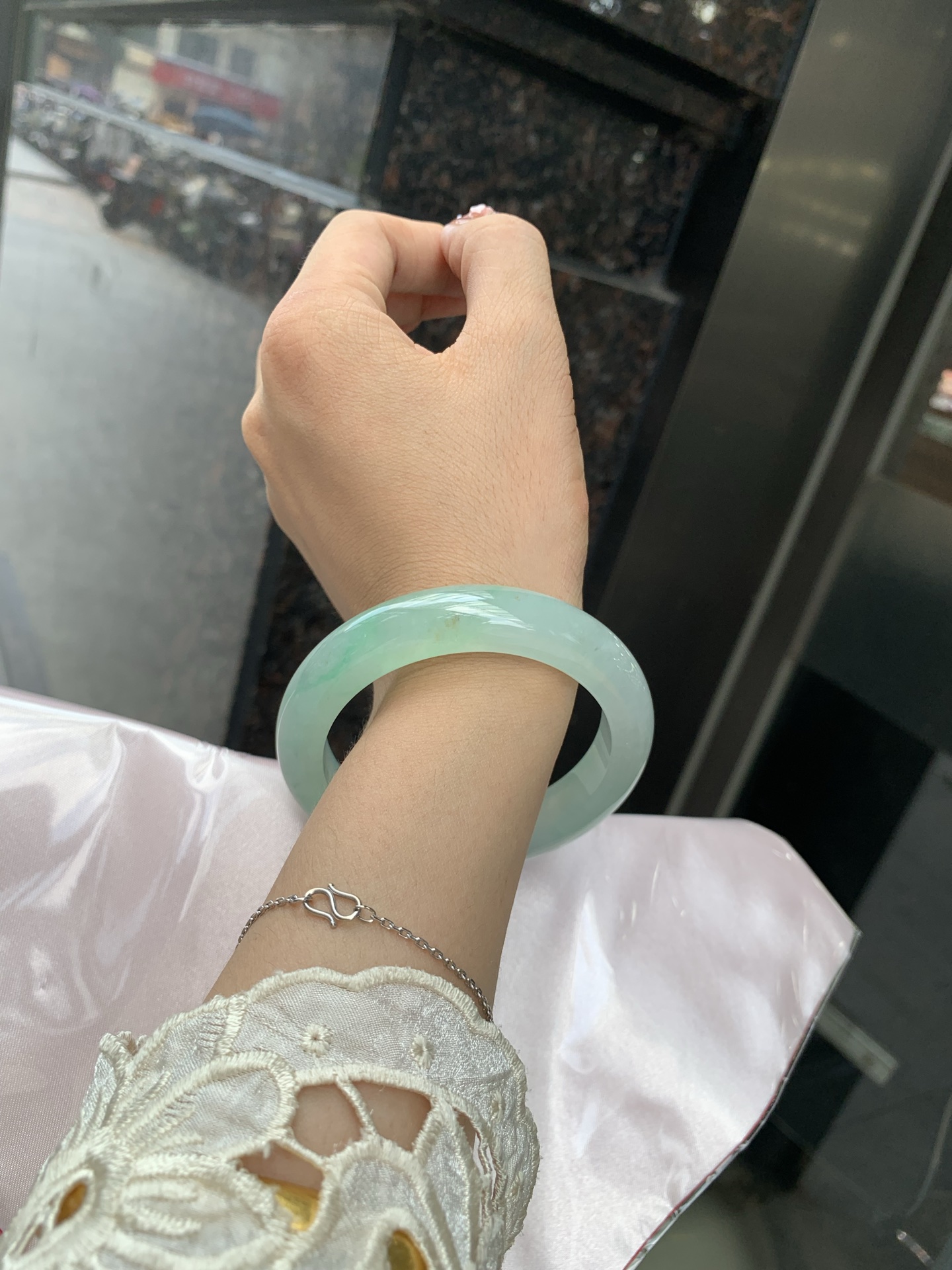 冰飘绿花正圈 55-8.8-11.9 0604-N889 打灯细纹，底妆冰润细腻，有洒金特色，春风十里不如腕间一抹绿，绿花如春日的嫩草，仙气缭绕，很有意境，古典优雅令人沉醉其中
