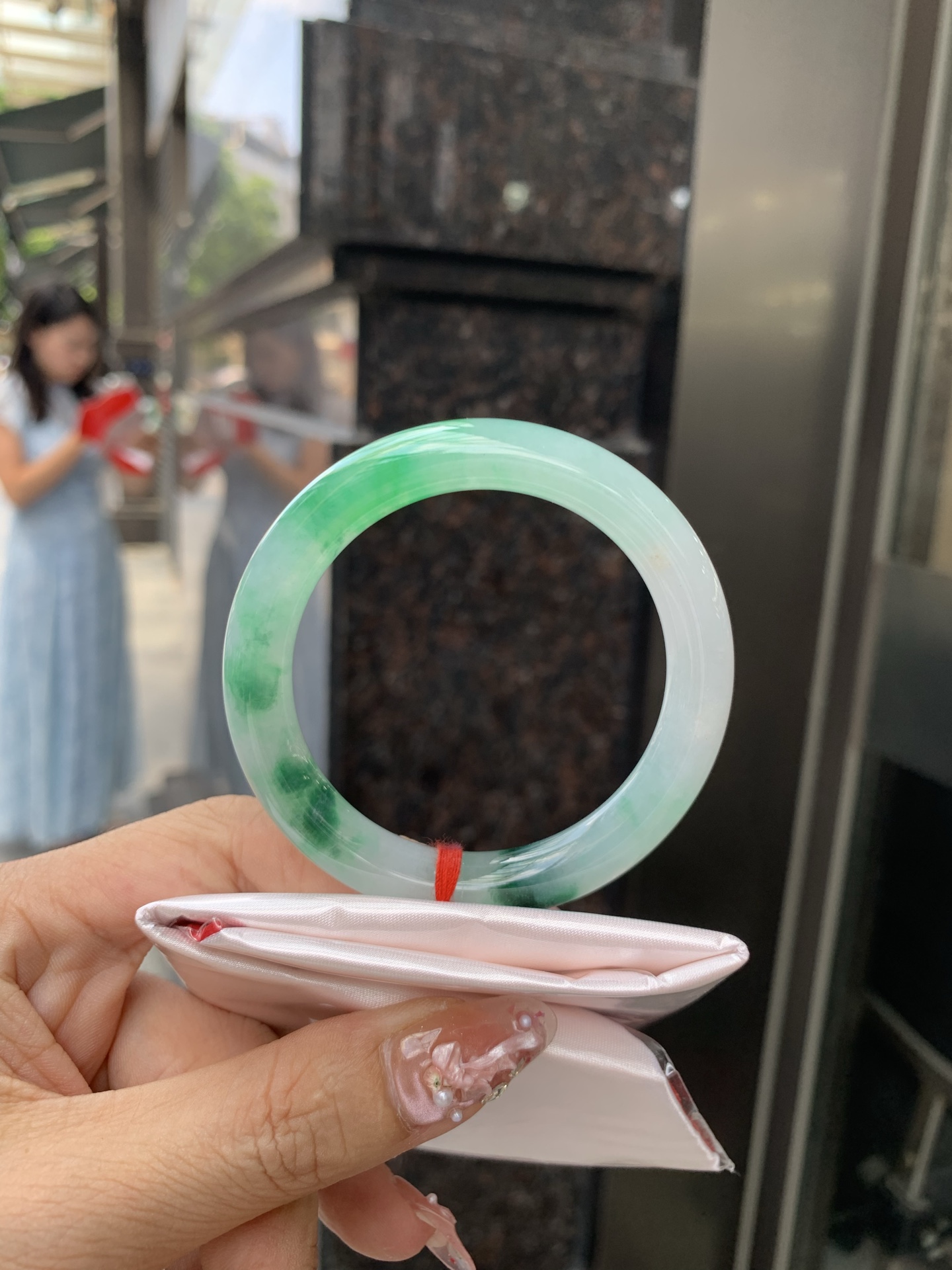 冰阳绿花美人条 50.3-8.6-8.4 0604-N890 底妆冰润细腻，春风十里不如腕间一抹绿，阳绿花如春日的嫩草，仙气缭绕，很有意境，古典优雅令人沉醉其中