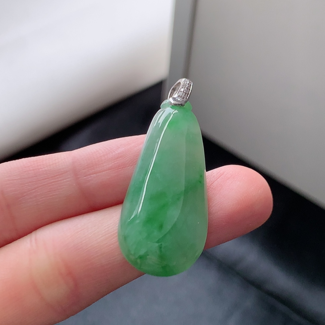 冰飘绿福瓜吊坠。翠色明媚 种老水润，饱满细腻，佩戴优雅时尚 货号35602，15.6-5.1