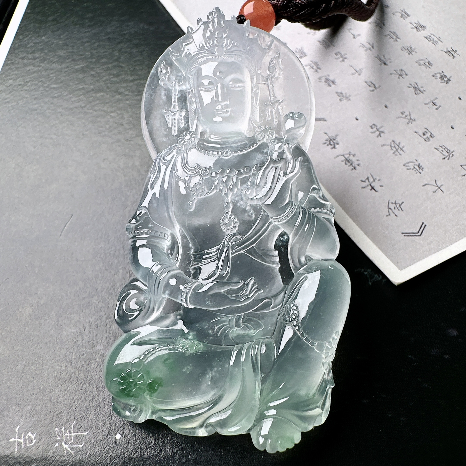 【玻璃种飘绿自在观音】种老质地细腻，冰润纯净，光感好。雕工精美，收藏品质