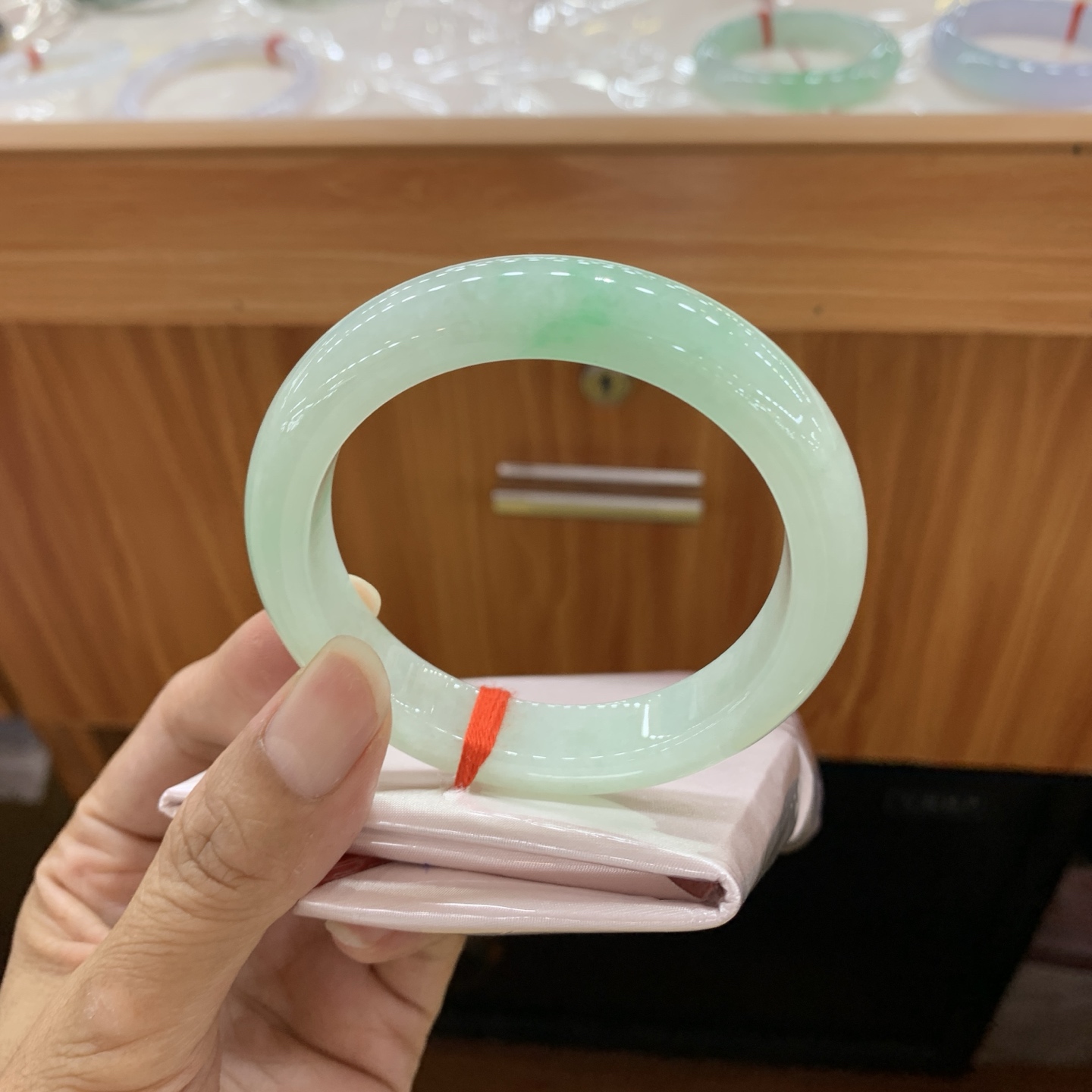 060305FN 飘绿正圈翡翠手镯 56.3-12-8.8