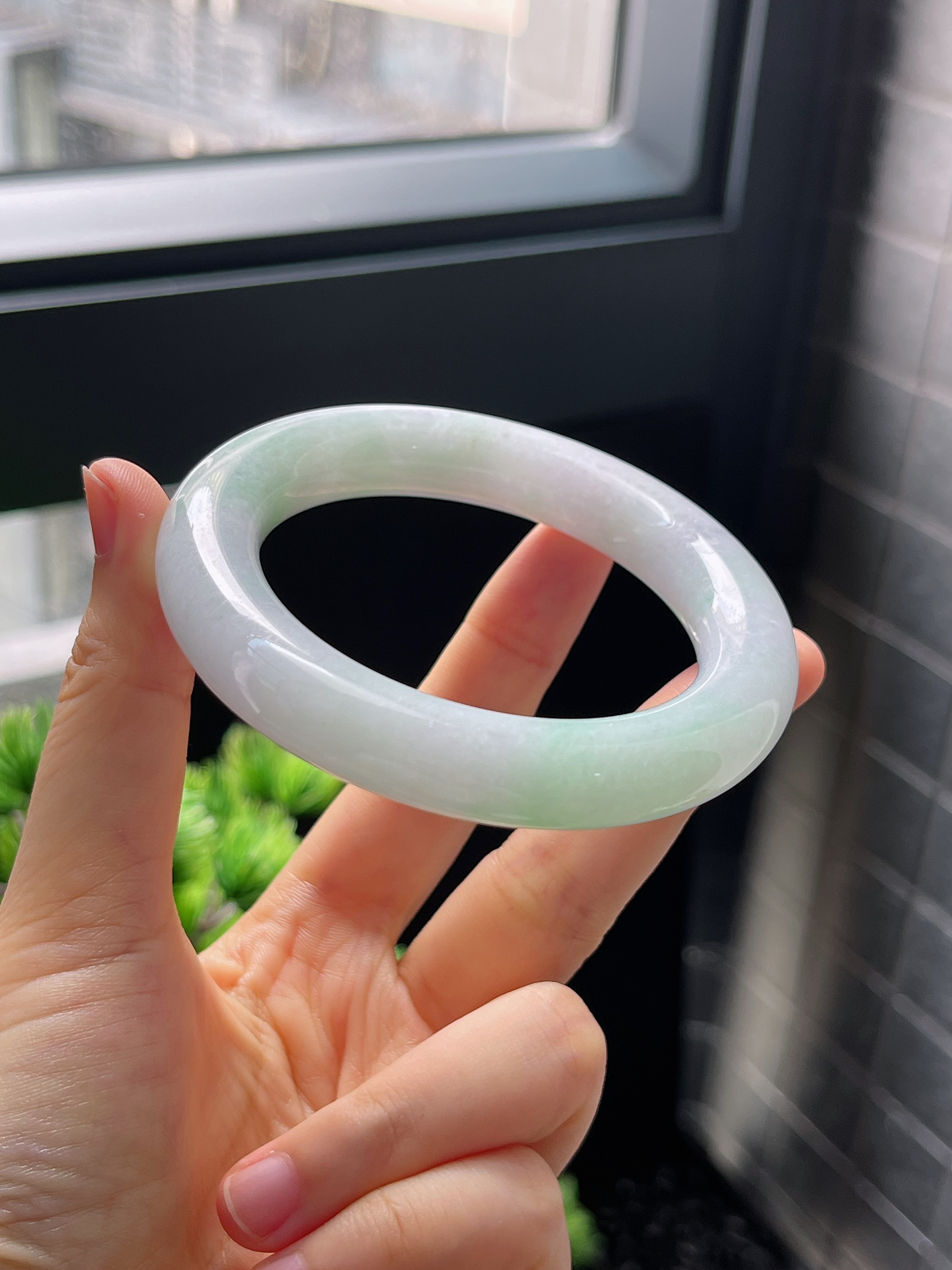 圈口53.5，糯化淡绿圆条翡翠手镯