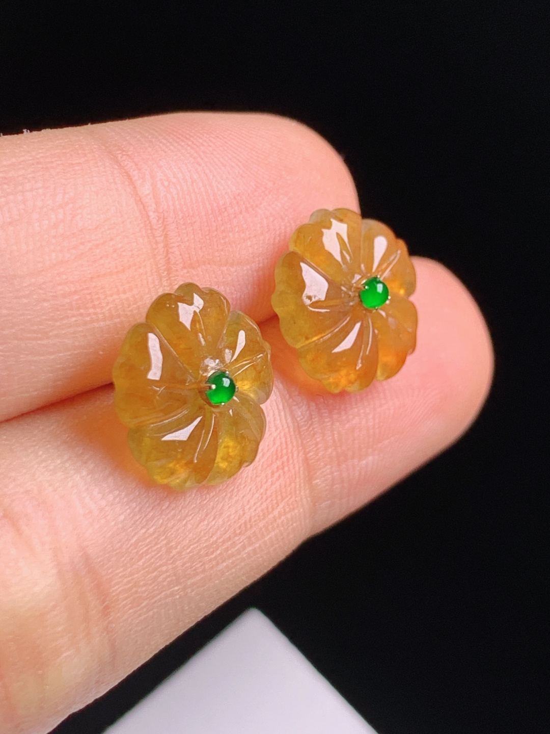 冰黄翡小花耳钉，蜜糖黄配正阳绿芯，耳钉镶嵌出彩